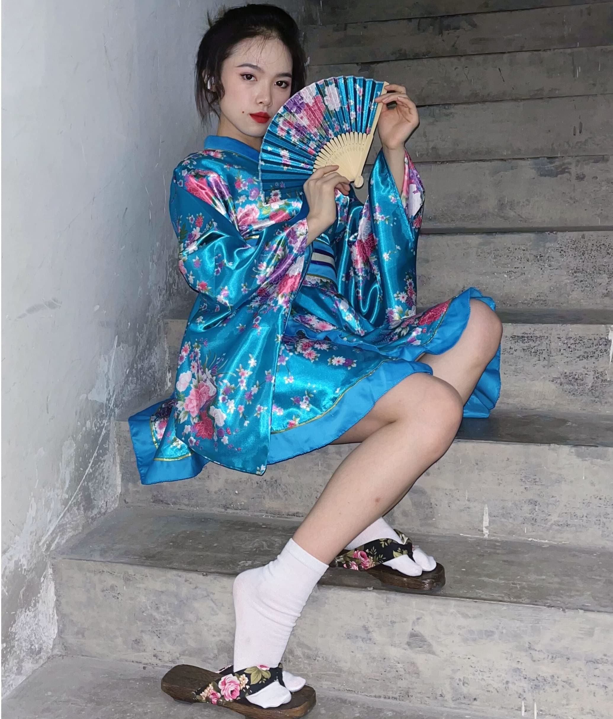 Japanese Anime Women's Dance Kimono Robe with Silk Folding Fan & Tabi Socks Set - Traditional Cosplay Costume for Halloween, Stage Performances and Themed Parties