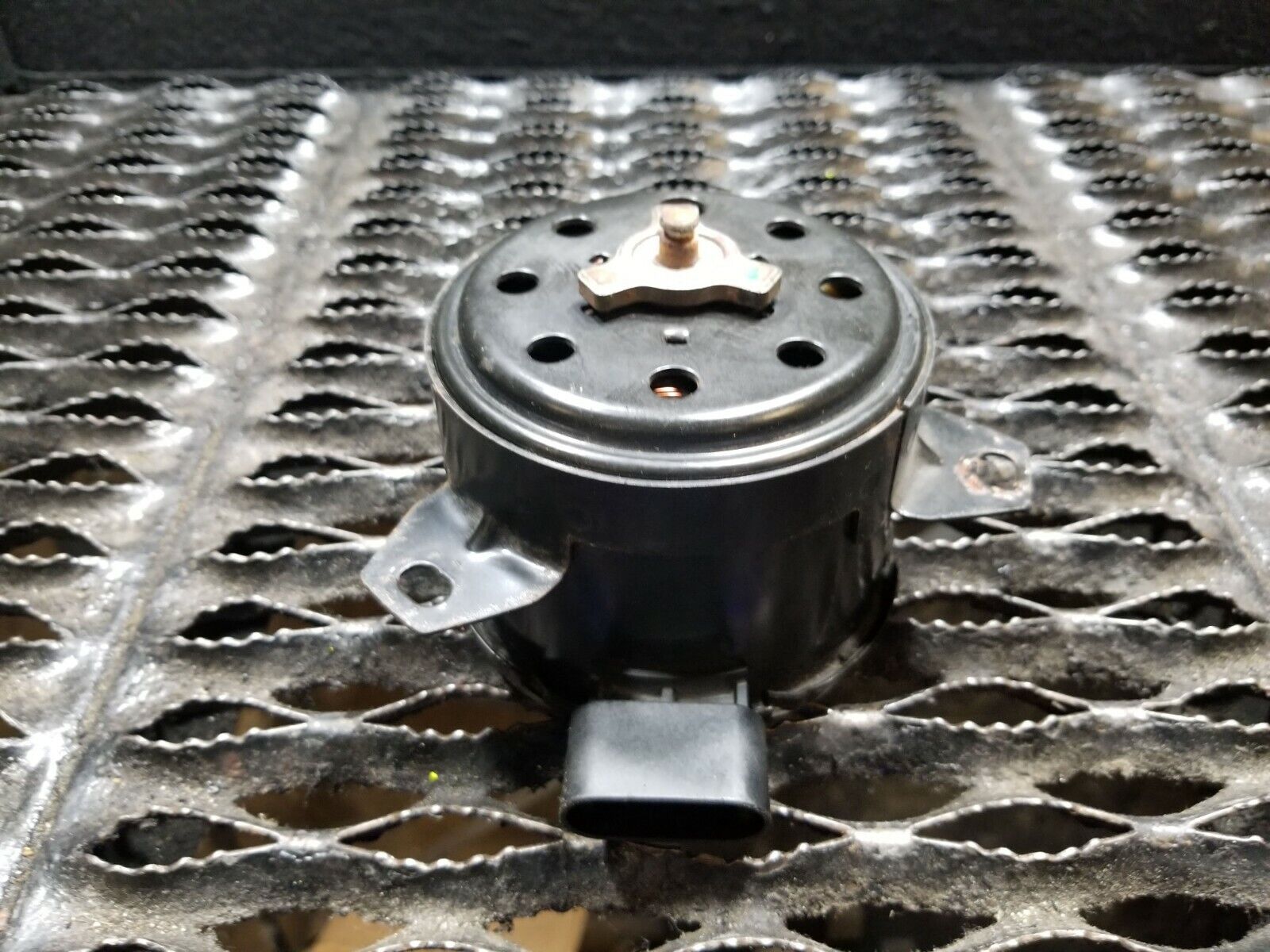 2005-2009 Ford Mustang 4.0L Radiator Cooling Fan Motor OEM Replacement Part 44K - Perfect for Engine Cooling System Repair & Performance Upgrade