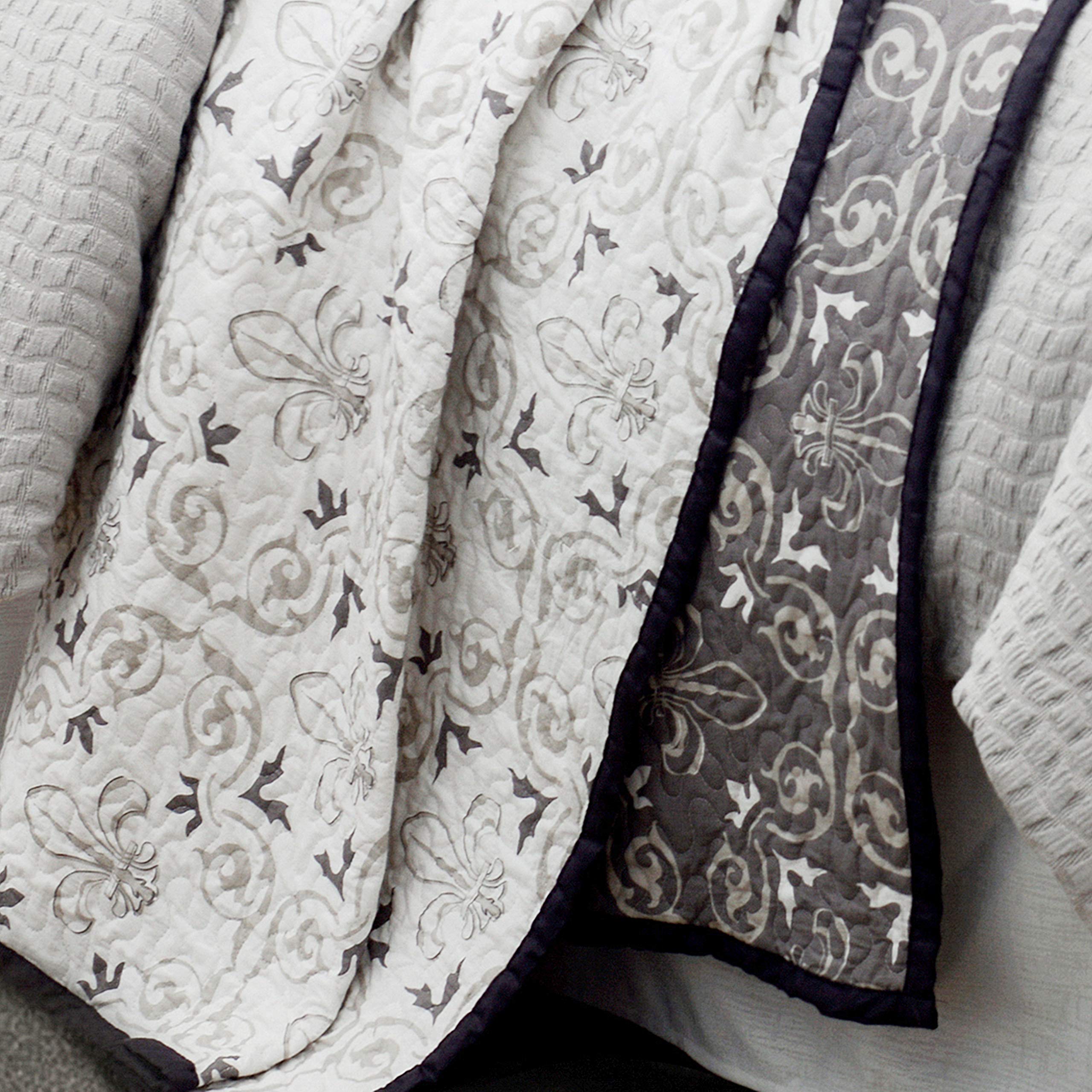 Luxury Reversible Fleur De Lis 2-Piece Twin Quilt Set with Pillow Shams - 100% Cotton Floral Lily Pattern Romantic Bedding - Perfect for Guest Rooms, Dorm Decor & Cozy Bedroom Makeovers