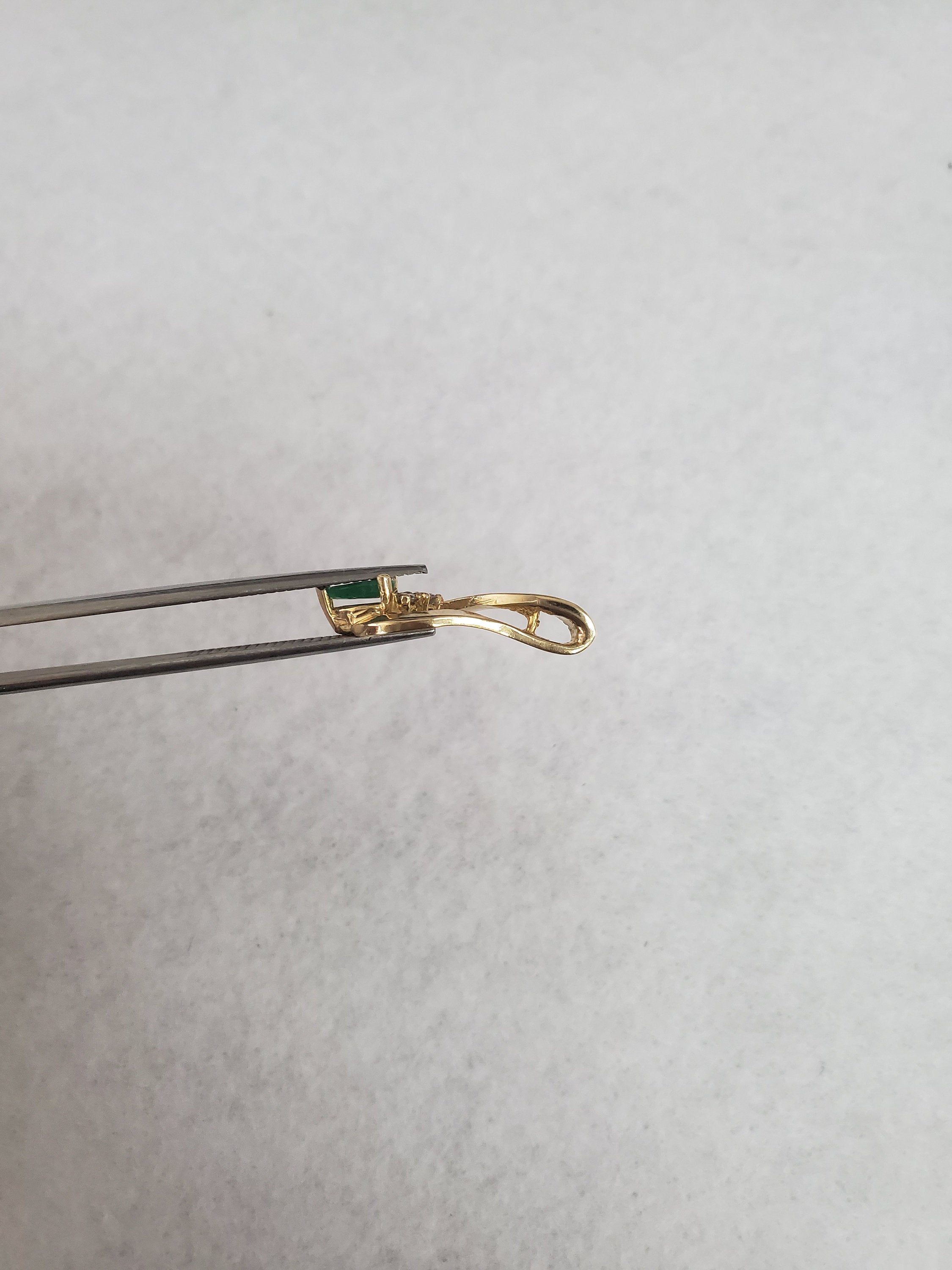 Exquisite Pear Shaped Emerald Pendant Necklace with Diamond Accents - 14K Gold Elegant Jewelry for Women, Perfect for Weddings, Anniversaries & Special Occasions