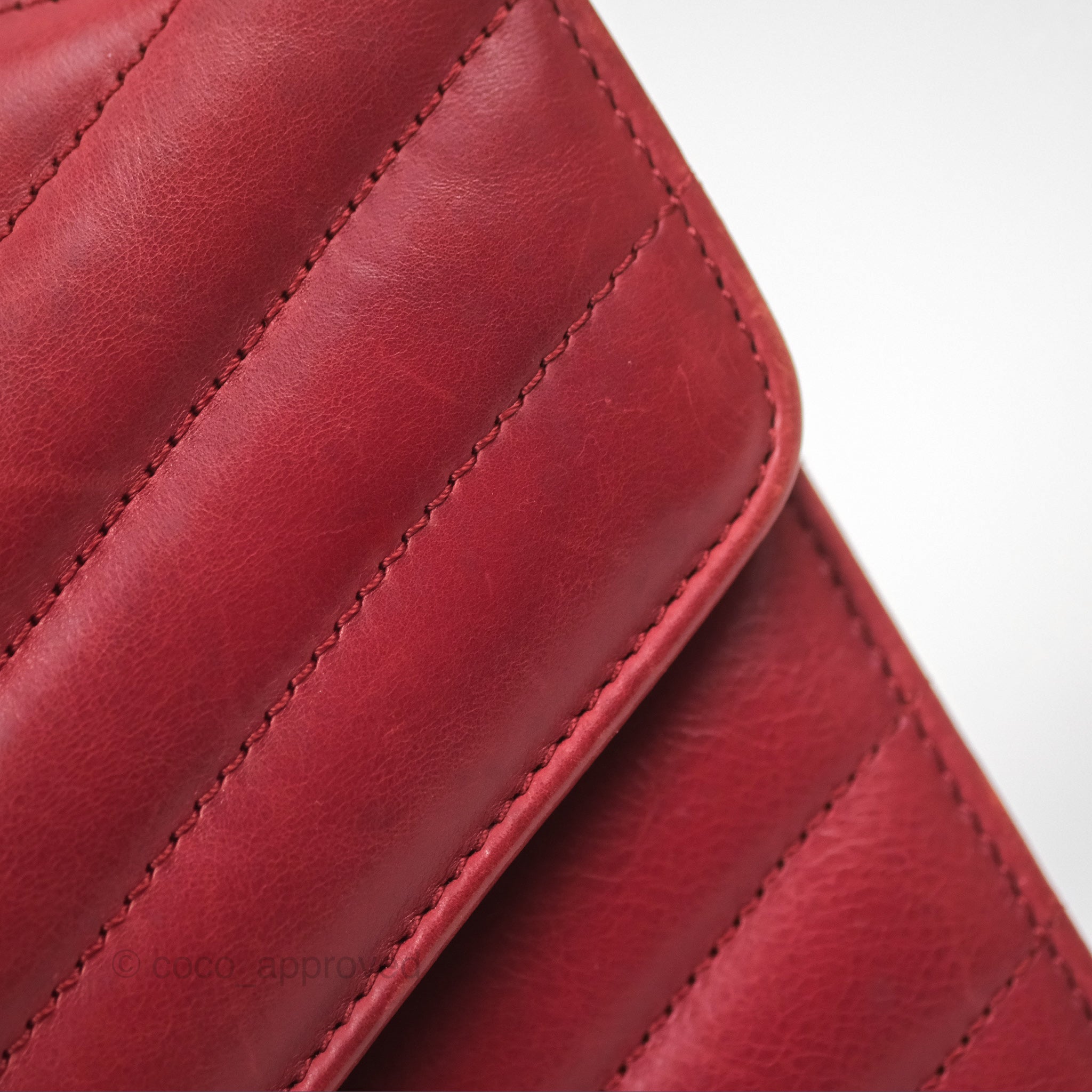 Chanel Chevron Shoulder Bag in Red Calfskin Leather with Aged Gold Hardware - Luxury Crossbody Purse for Women, Perfect for Parties, Date Nights & Special Occasions