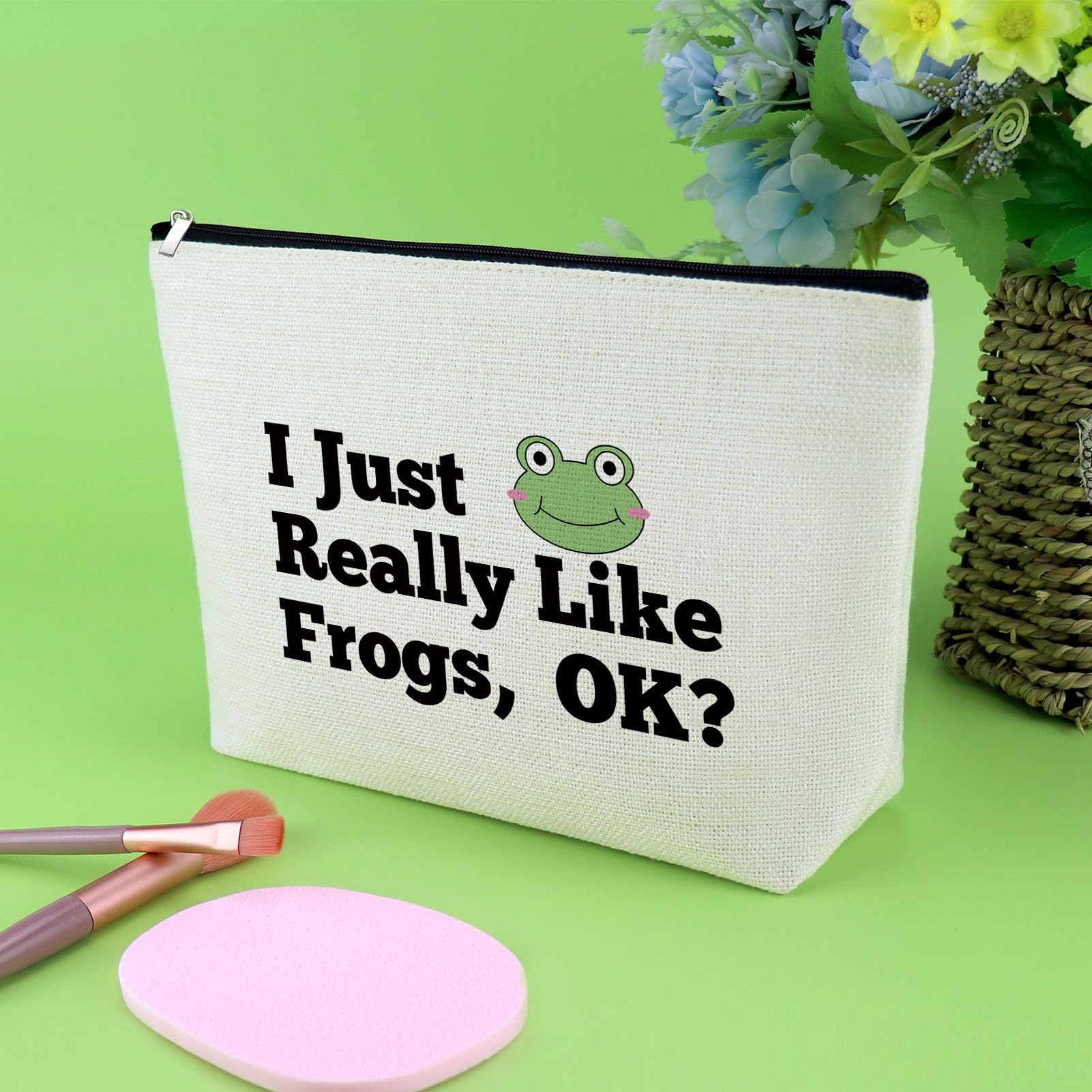Cute Frog Makeup Bag for Women - Waterproof Cosmetic Pouch Travel Organizer | Perfect Frog Lover Gift for Girls, Friends Birthday & Graduation | Animal Themed Gift Idea for Travel, Gym & Daily Use