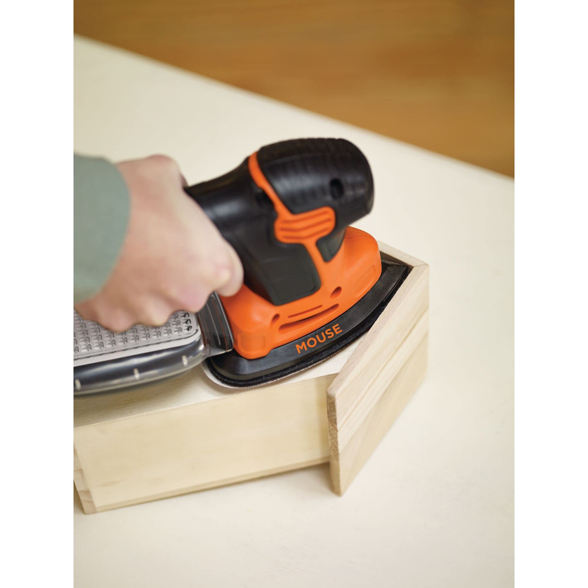 Black + Decker KA2500K-GB Compact Mouse Sander - Lightweight Electric Hand Sander for Woodworking, DIY Projects & Home Renovation - Perfect for Sanding Furniture, Floors & Small Surfaces