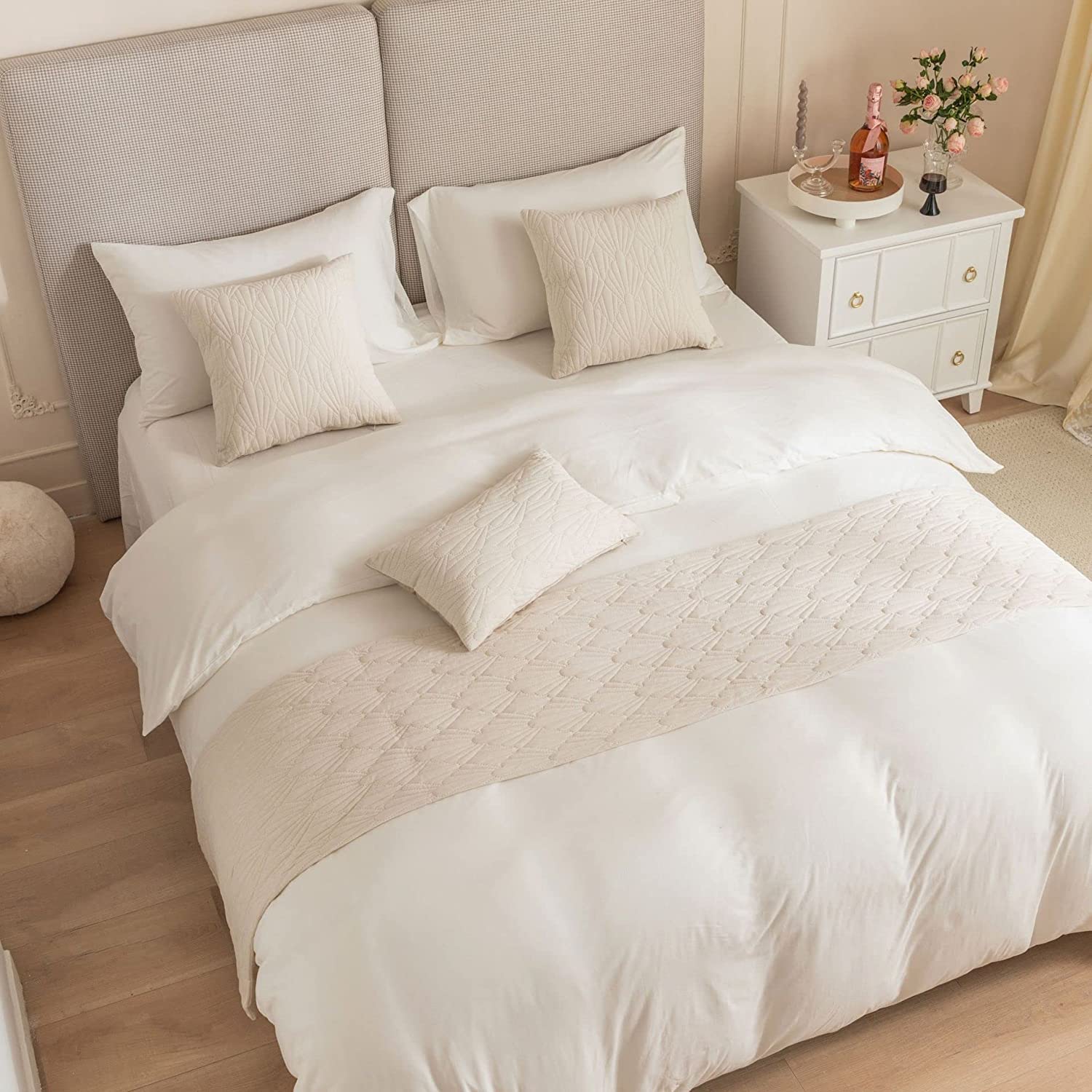 Luxury Hotel Bed Runner with 2 Pillowcases - Solid Color Shell Pattern Bed Scarf, Soft Fade-Resistant Double-Sided Bedspread for Twin/Queen/King Size Beds - Perfect for Bedroom Decor, Guest Rooms & Foot of Bed Accent