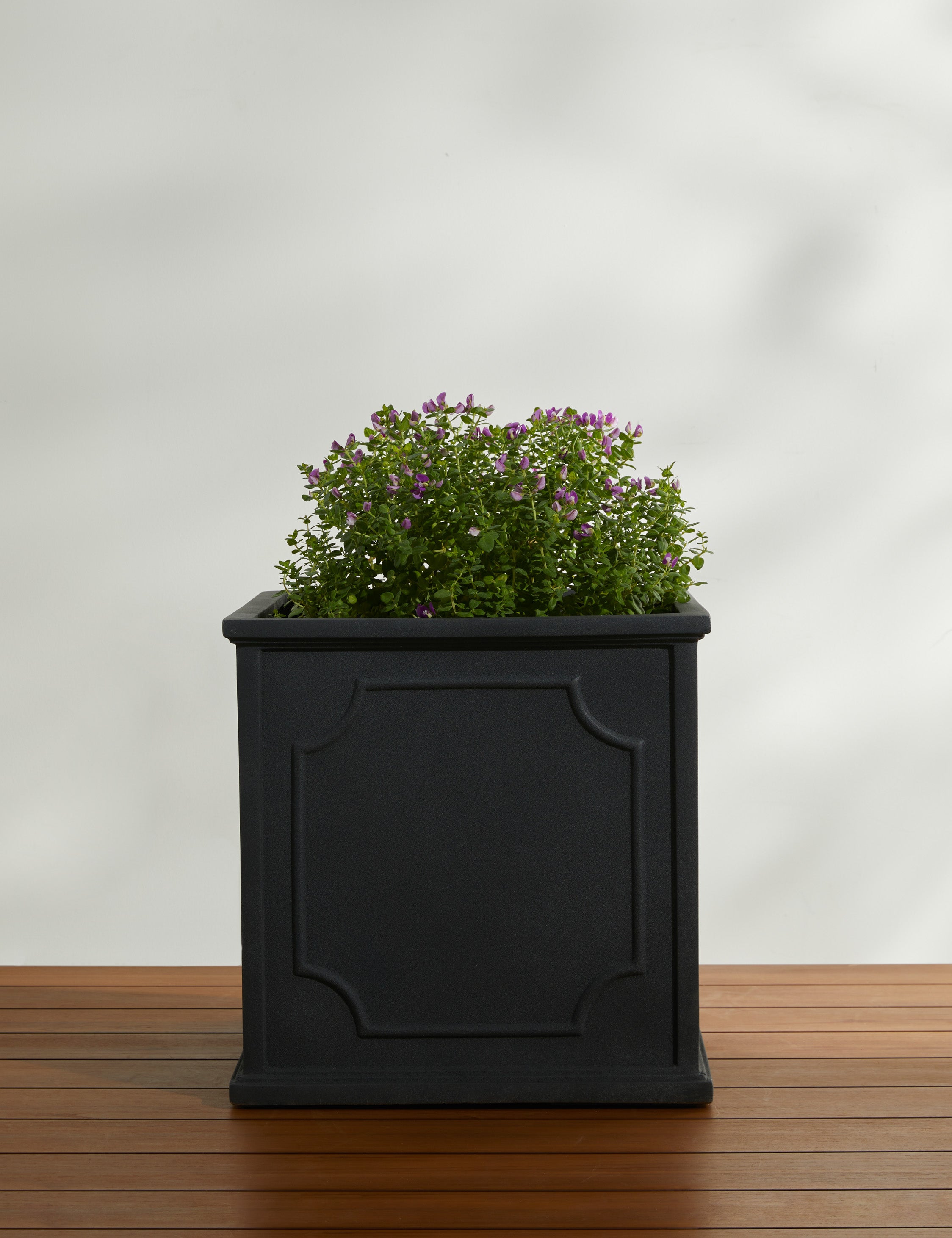 Campania International Cumberland Planter - Elegant Outdoor Garden Planter for Flowers, Plants & Herbs - Perfect for Patio, Deck, and Backyard Decor