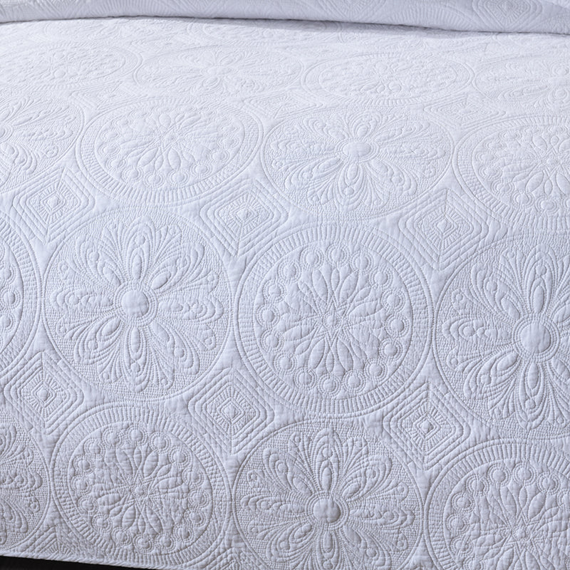 Alban Reversible 3-Piece Medallion Quilt Set - King Size Bedding with Matching Pillow Shams - Luxury Quilted Coverlet for Master Bedroom Decor