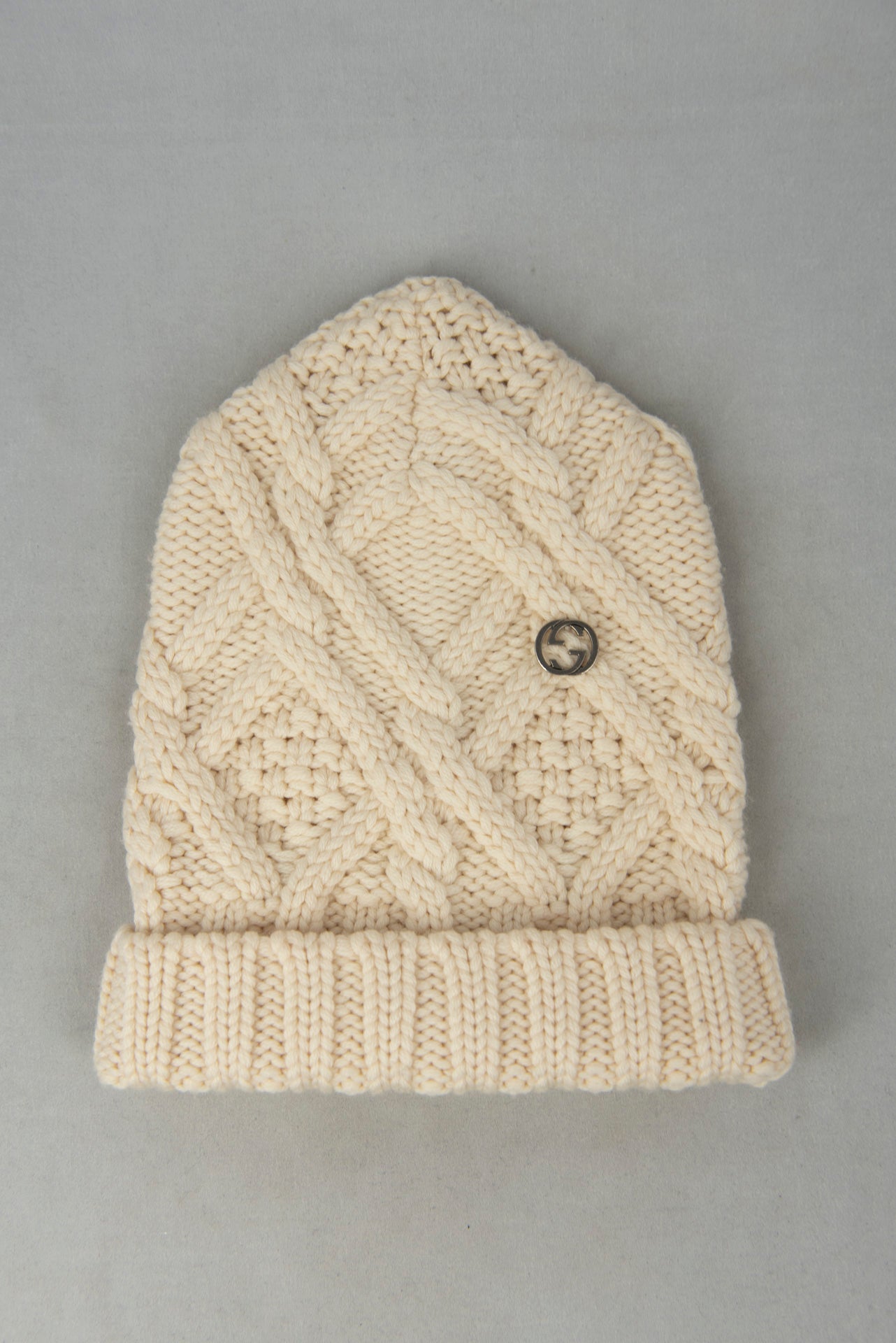 Gucci Knit Wool Beige Hat with Silver Logo - Perfect for Winter Fashion & Casual Outfits