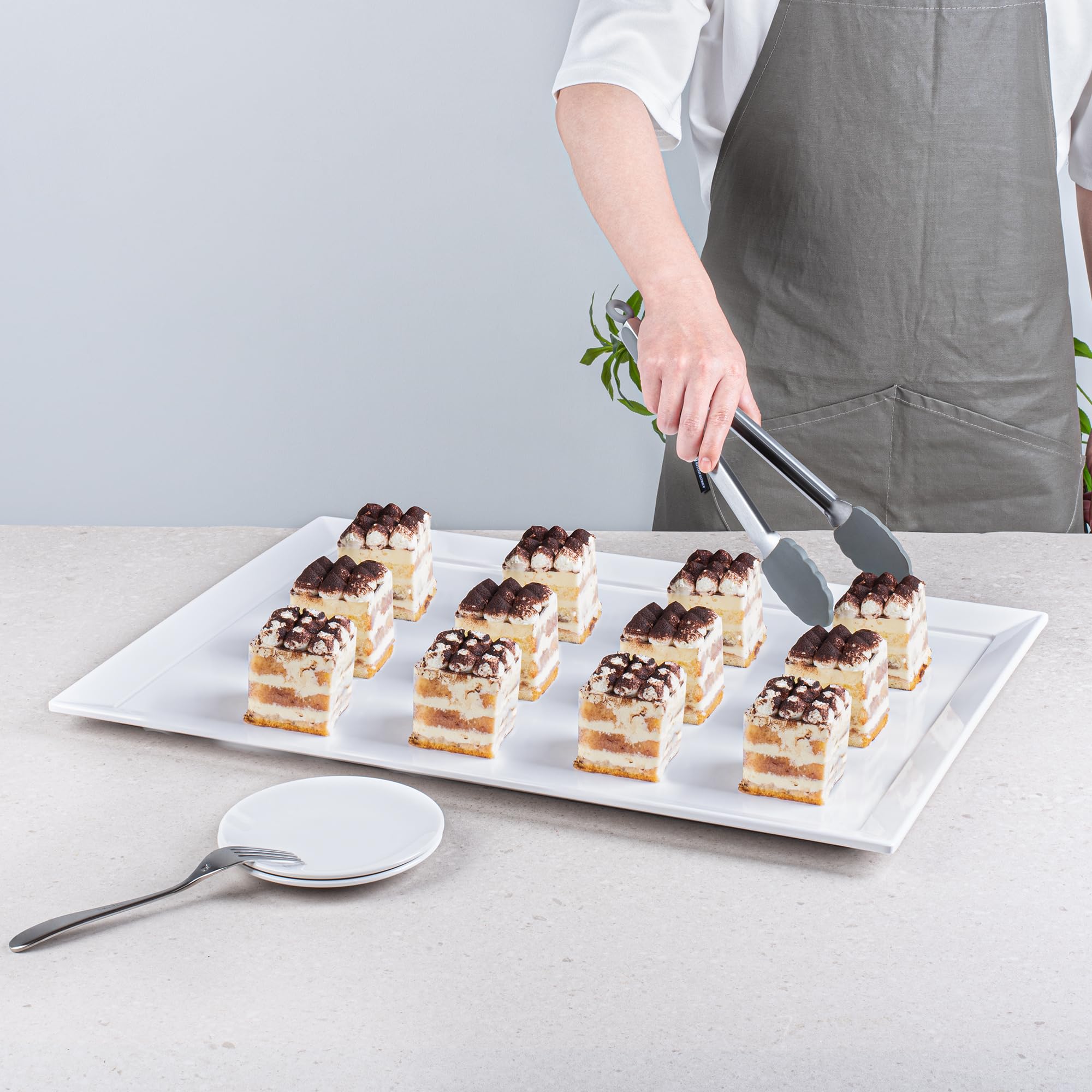 Restaurantware Voga 25.6 x 17.7 Inch White Melamine Serving Tray - Rectangle Dishwasher Safe Platter with Raised Edges for Meals, Appetizers, Snacks | Shatterproof Outdoor Entertaining Tray for Parties, Picnics, BBQs & Buffets