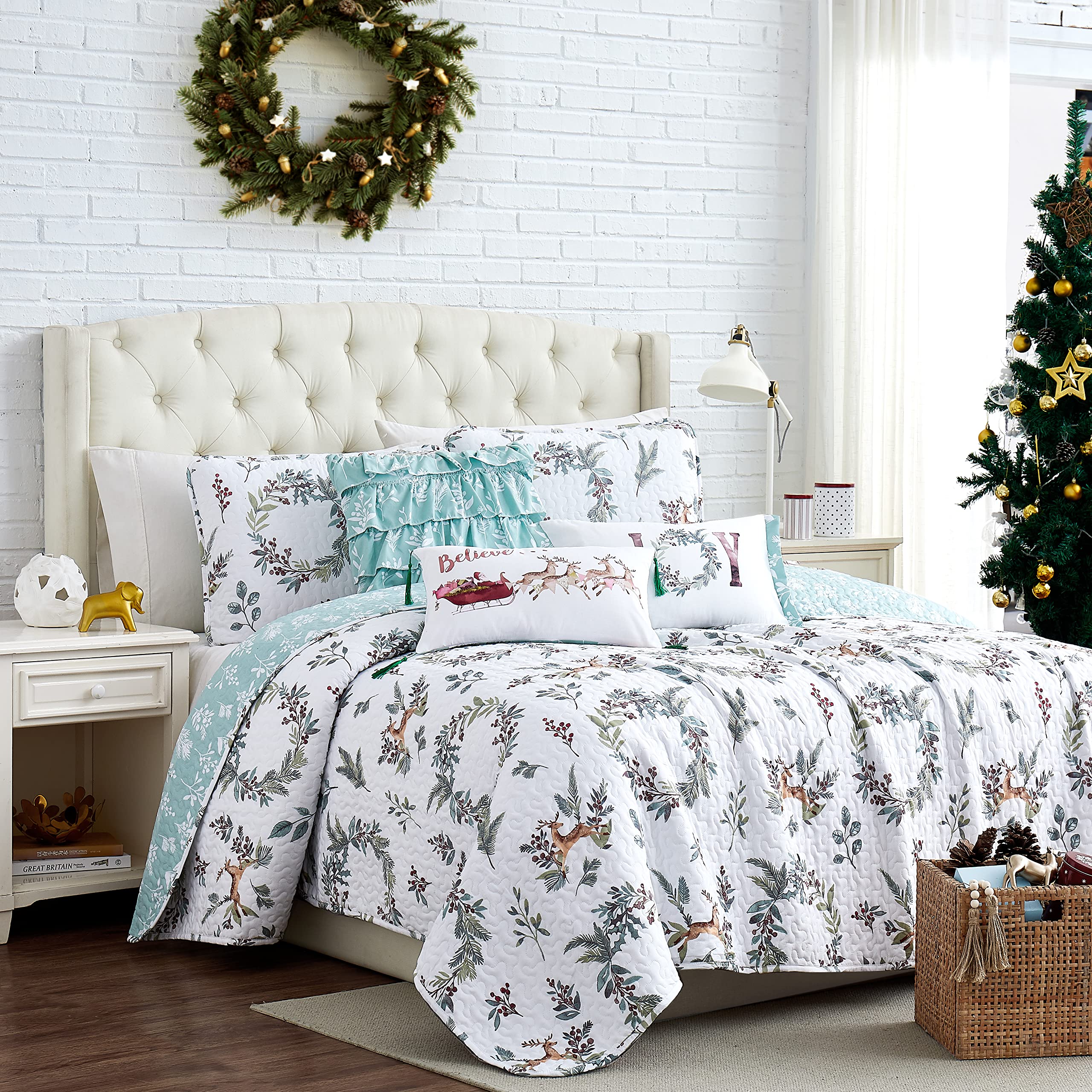 Southshore Fine Living 6-Piece Reversible King/California King Christmas Quilt Set with Pillow Shams & Throw Pillows - Holiday Wreath & Reindeer Print Bedding in White/Green - Cozy Winter Bedroom Decor for Festive Season