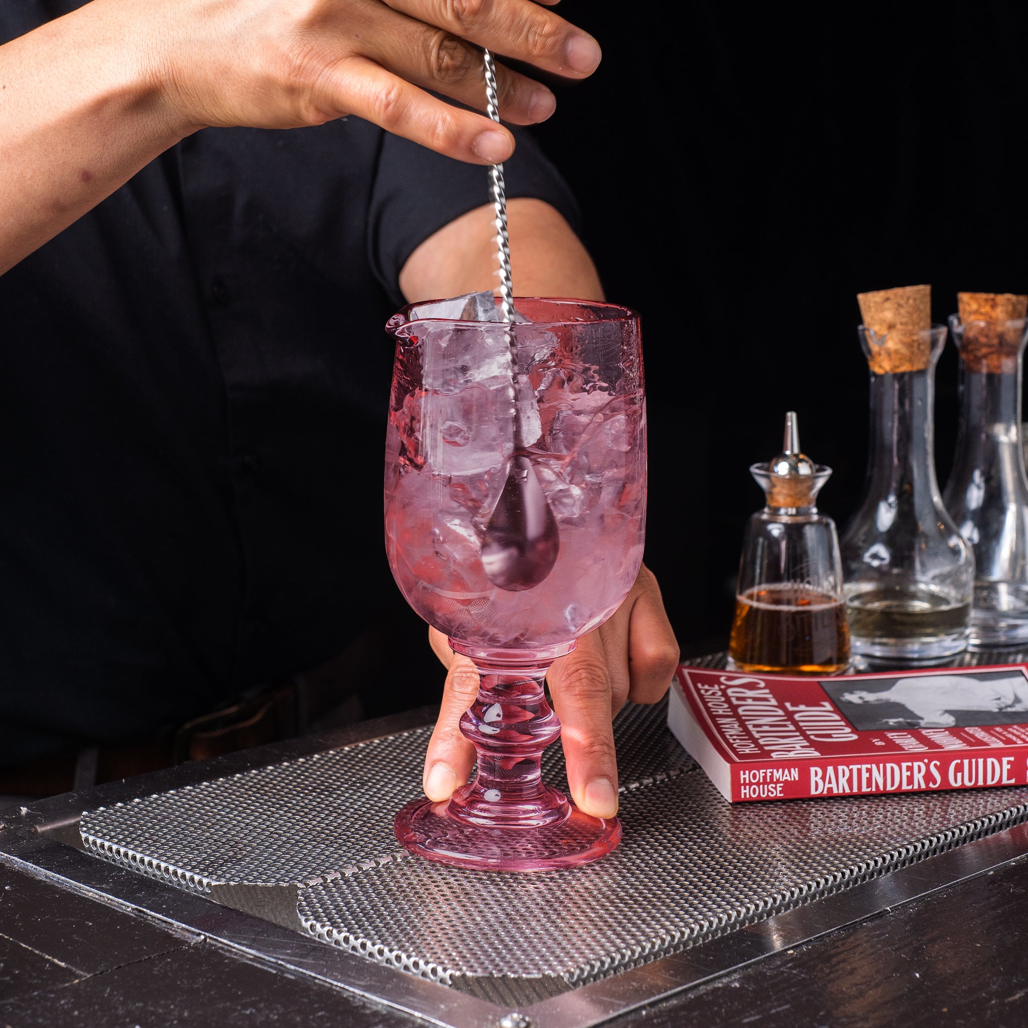 BERRY WALL™ 17oz (500ml) Rose Tinted Footed Mixing Glass - Elegant Cocktail Mixing Cup for Home Bars, Professional Bartending & Entertaining - Perfect for Mojitos, Martinis & Craft Cocktails
