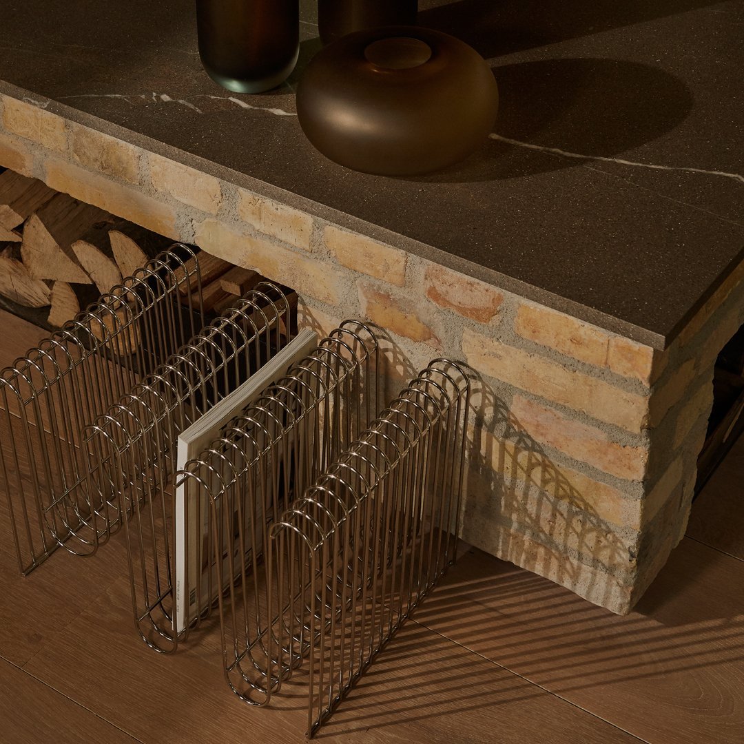 Curved Magazine Holder - Modern Wire Rack for Books & Newspapers - Perfect for Living Room, Office, or Bedroom Organization