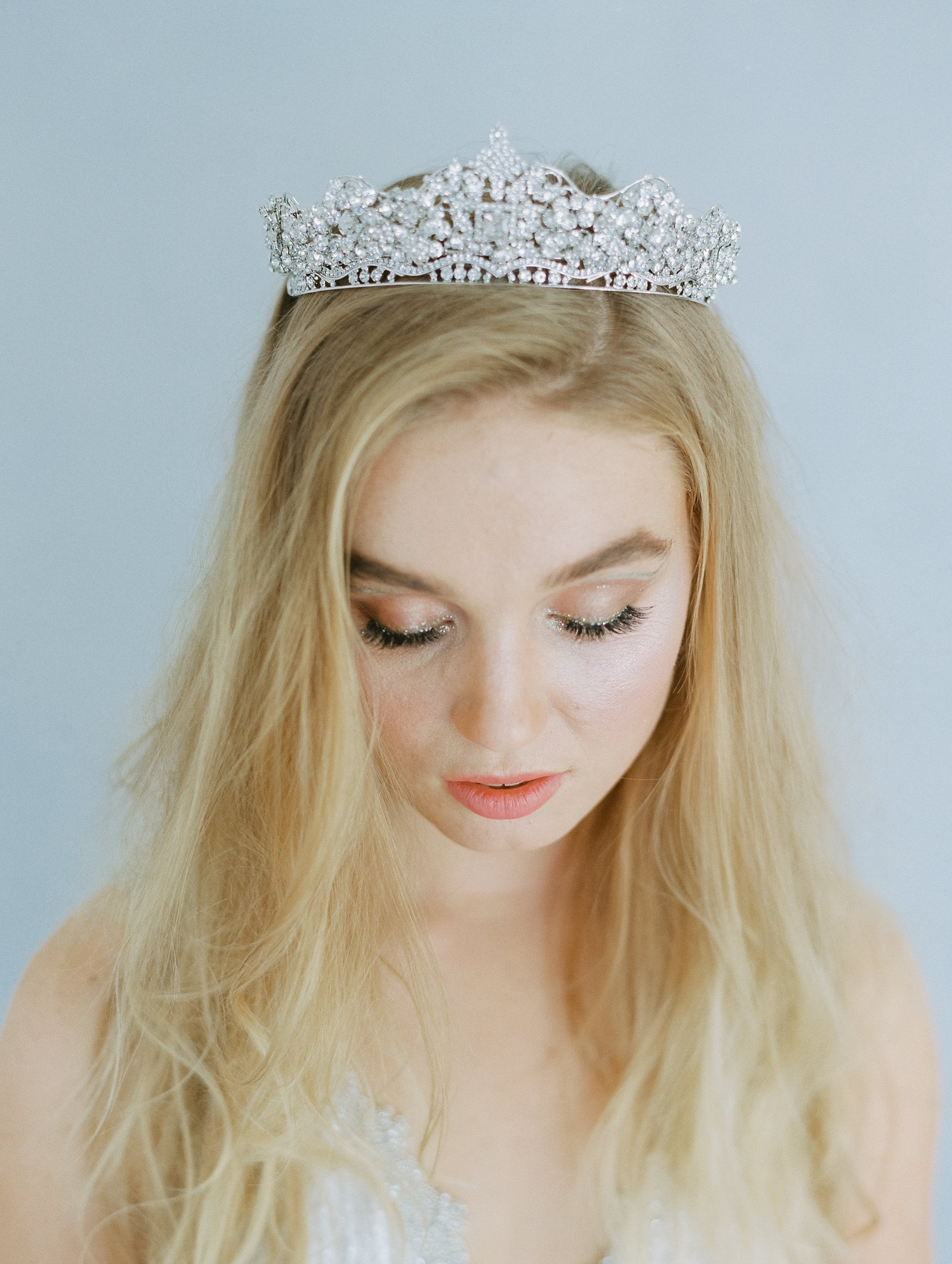 SHELLIE Bridal Tiara - Elegant Rhinestone Wedding Crown for Bride, Princess Headpiece - Perfect for Weddings, Prom, Pageants & Special Occasions