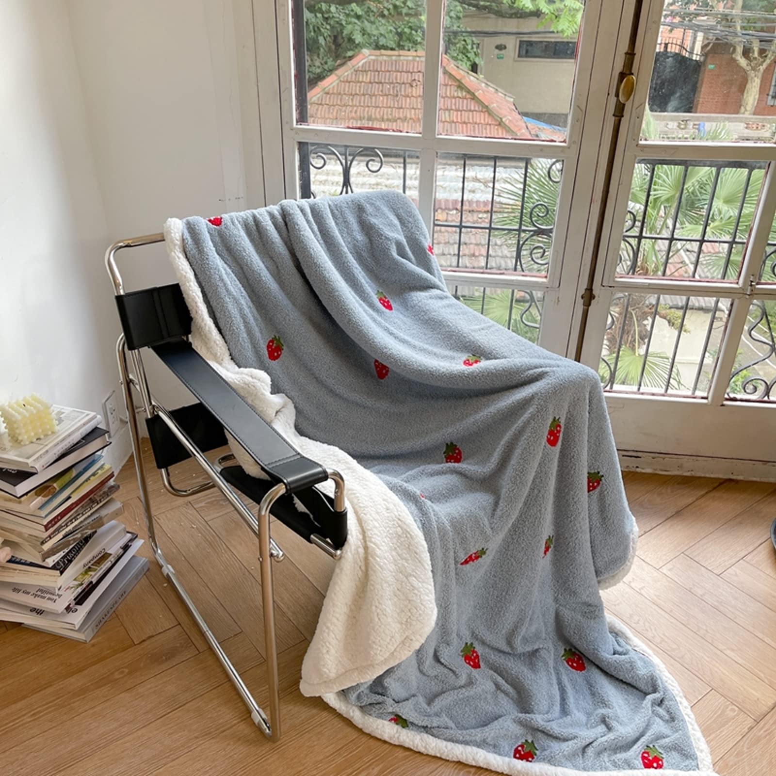 AIKES Queen Size Fleece Throw Blanket - Ultra Soft & Cozy Thermal Blanket for Bed, Couch & Sofa - Fluffy Twin Blanket 150x200cm - Perfect for Winter Nights, Movie Time & Home Decor - Strawberry Pattern