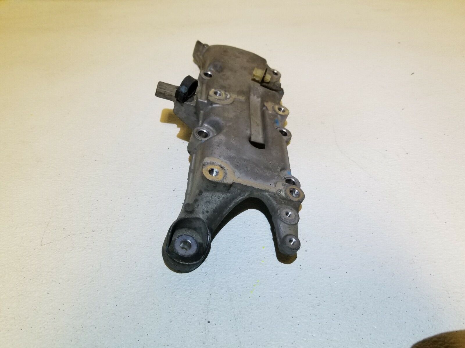 05-08 Acura RL Power Steering Rack & Pinion Mounting Bracket - OEM Replacement Part for Smooth Steering Performance - Perfect for Road Trips & Daily Commuting