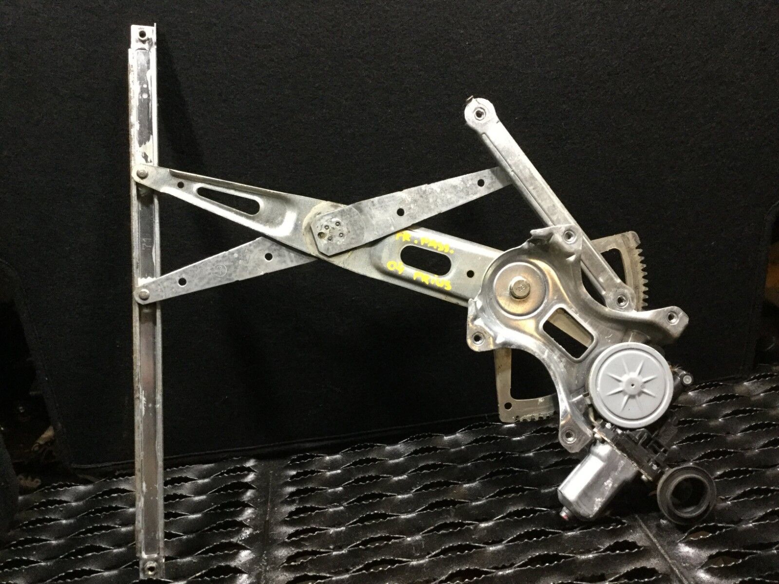 2005-2009 Toyota Prius Right Front Passenger Window Regulator & Motor Assembly - OEM Replacement Part for Smooth Power Window Operation - Perfect for DIY Repairs & Auto Maintenance