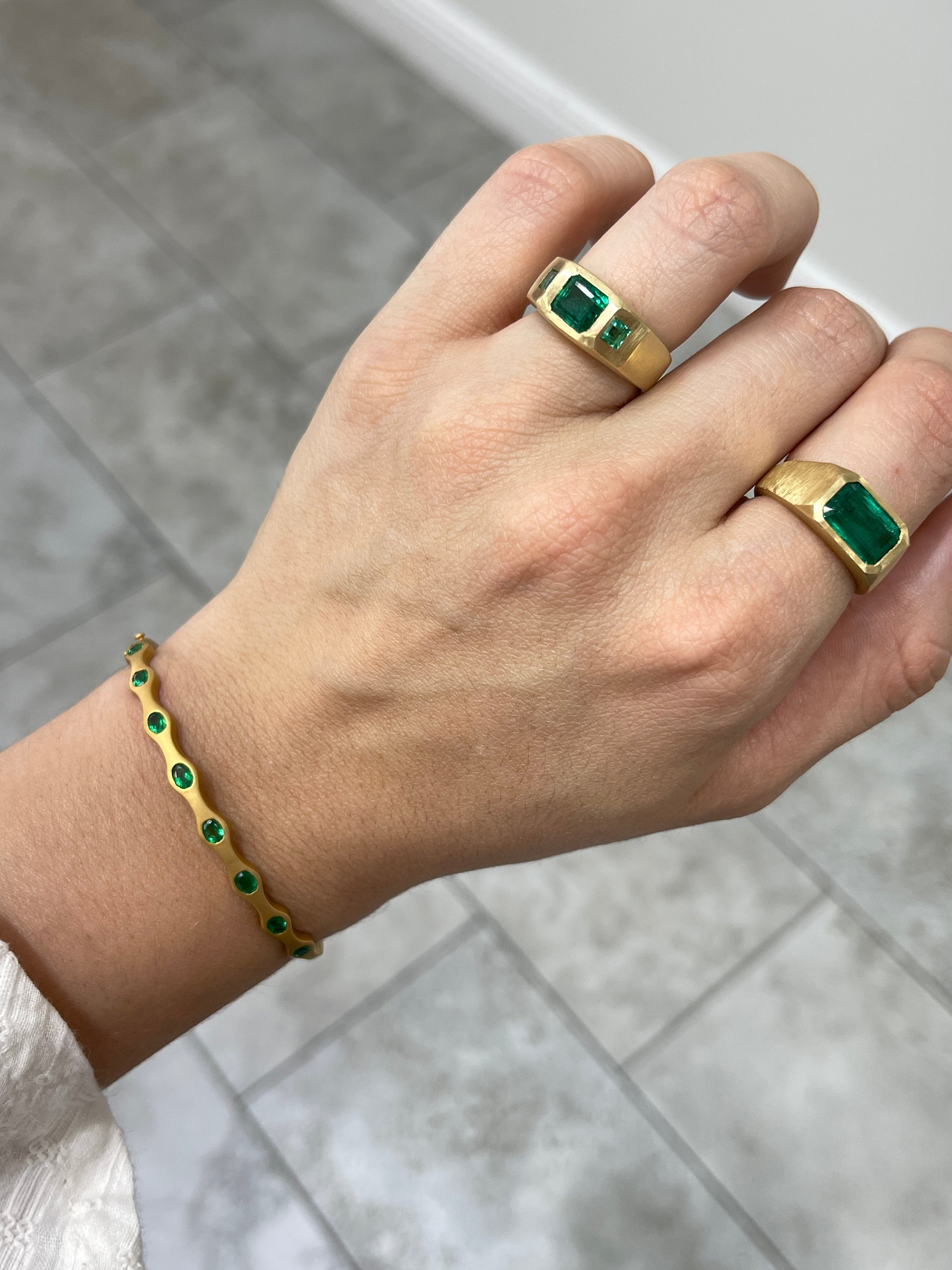 1.80tcw Oval Emerald Wavy/Scalloped 14K Gold Bangle Bracelet - Elegant Jewelry for Women, Perfect for Weddings, Parties & Special Occasions
