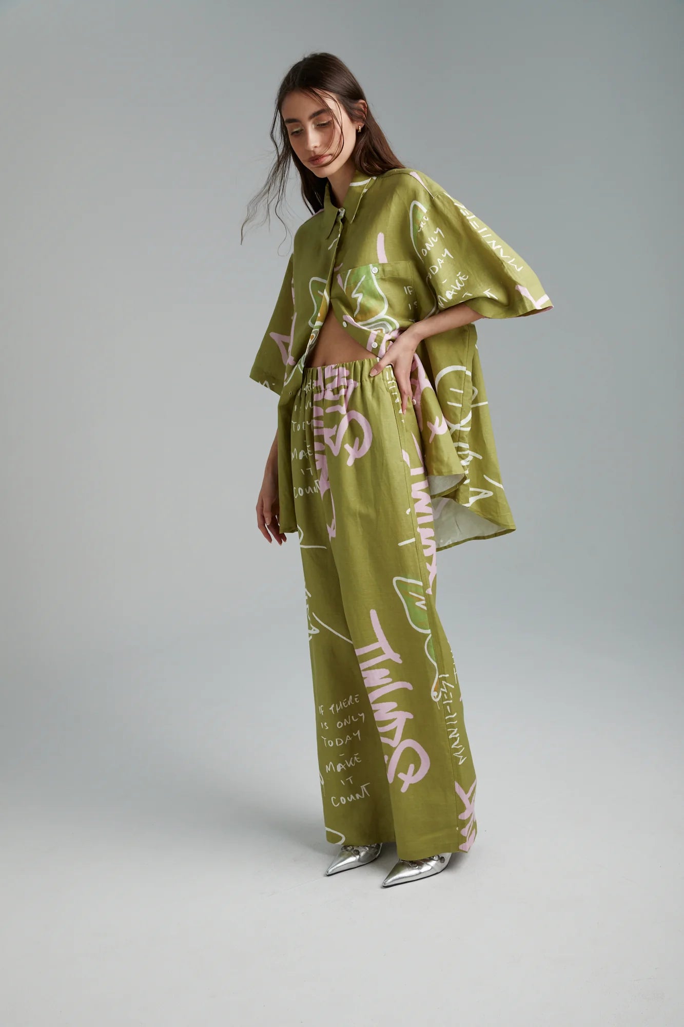 BIG SHIRT GRAFITTI BUTTERFLY KHAKI - Oversized Graphic Tee with Butterfly Print for Women - Perfect for Streetwear, Casual Outfits & Summer Fashion