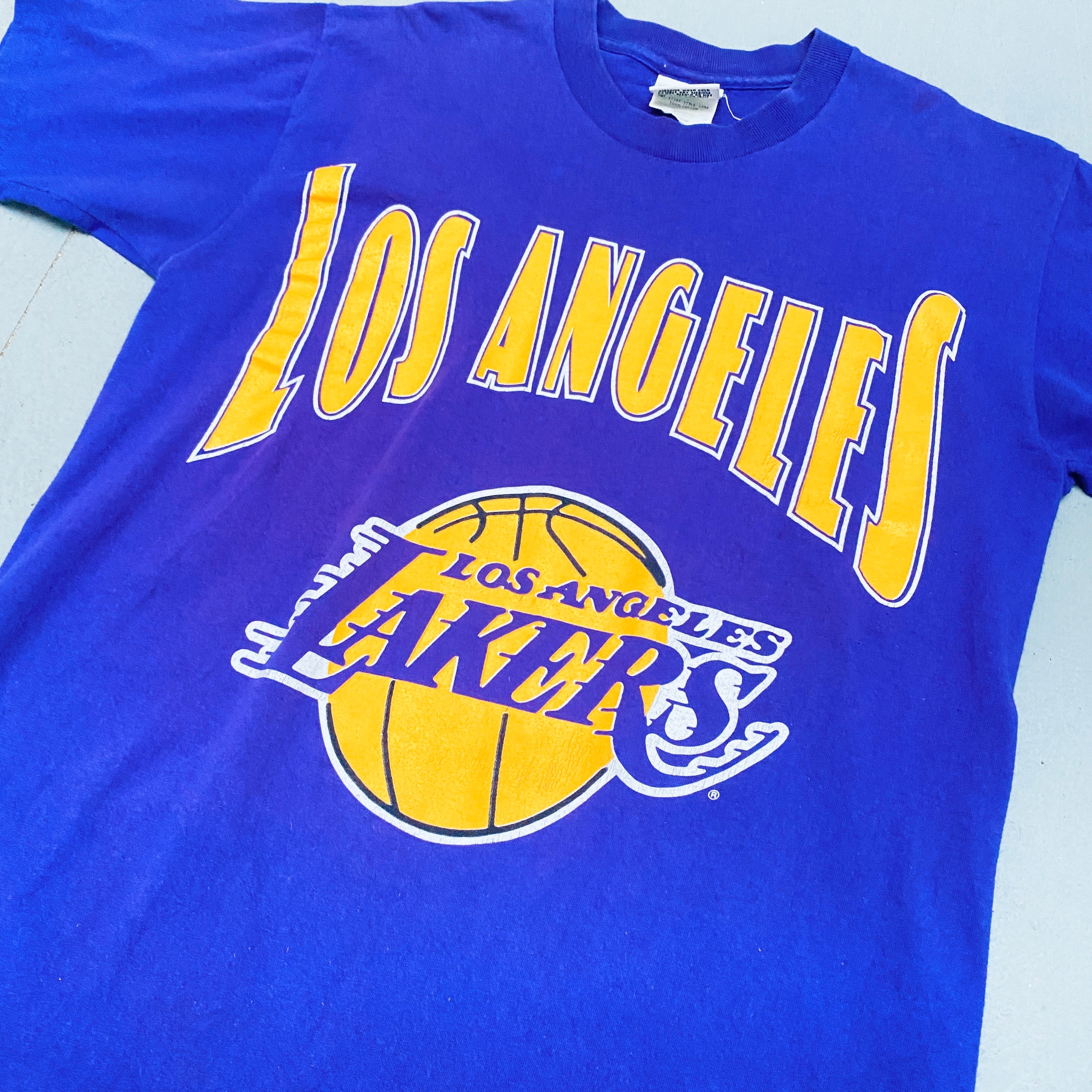 Los Angeles Lakers 1990s Vintage Graphic Spellout T-Shirt for Men - Retro NBA Basketball Fan Apparel for Casual Wear & Game Day Outfits
