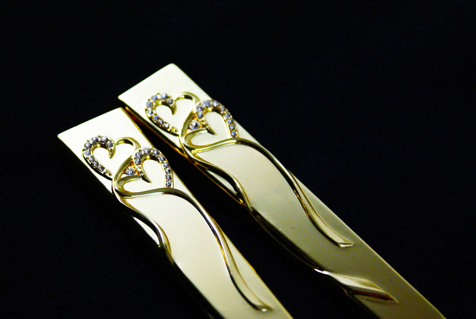 Elegant Gold and Silver Wedding Toasting Glasses with Cake Knife Server Set - Perfect for Bridal Showers, Receptions & Anniversary Celebrations