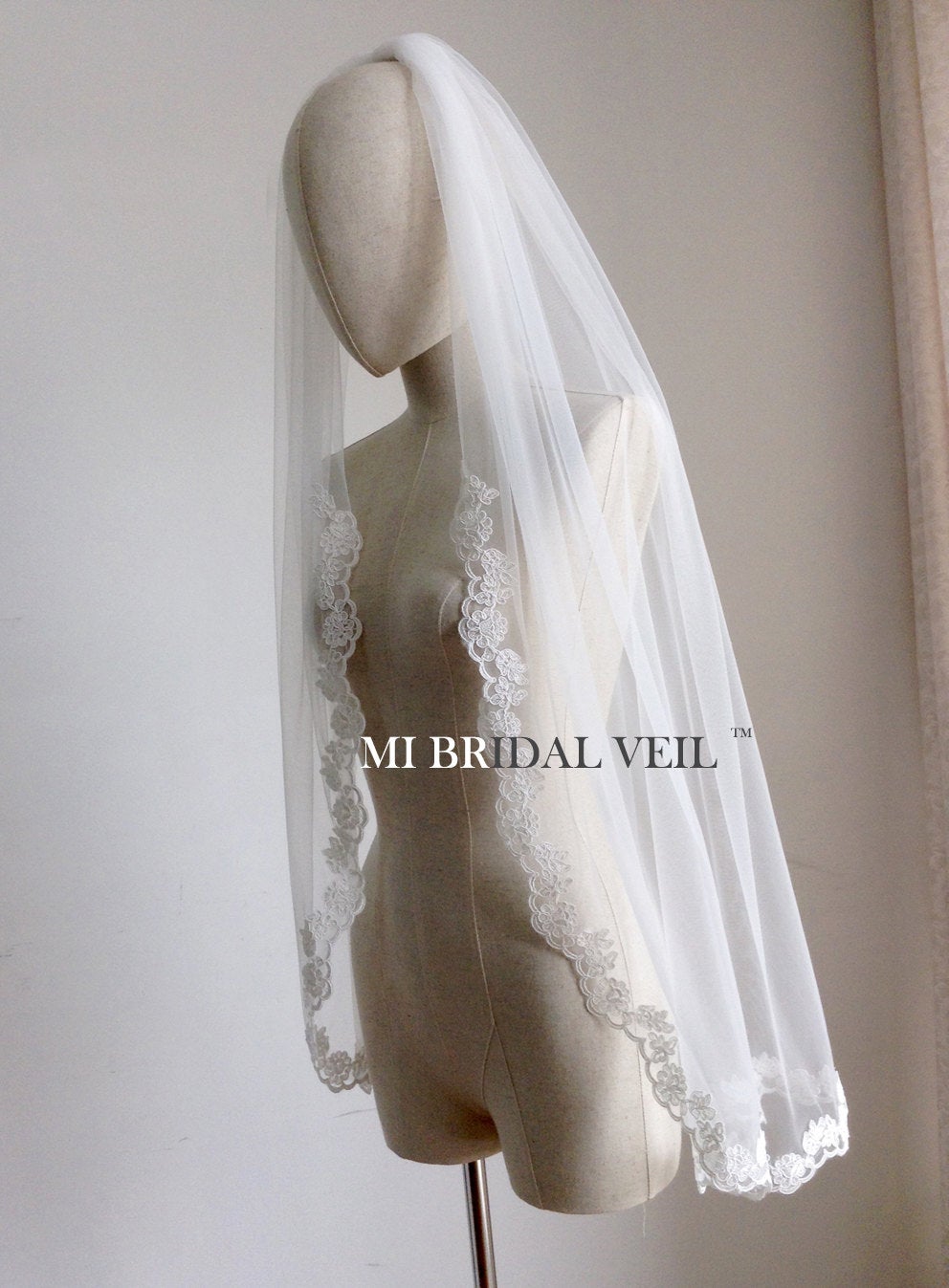 Elegant Fingertip Single Tier Lace Wedding Veil with Rose Lace Design - Perfect for Bridal Dresses, Church Ceremonies & Romantic Photoshoots