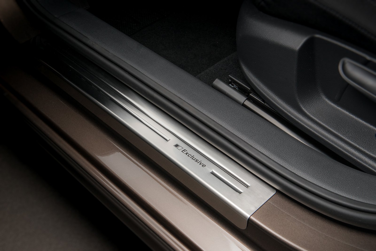AUTOSTYLE 2/22057 Stainless Steel Door Sill Protector - Silver - Scratch Resistant Car Door Edge Guard for Vehicles - Perfect for SUVs, Trucks & Sedans