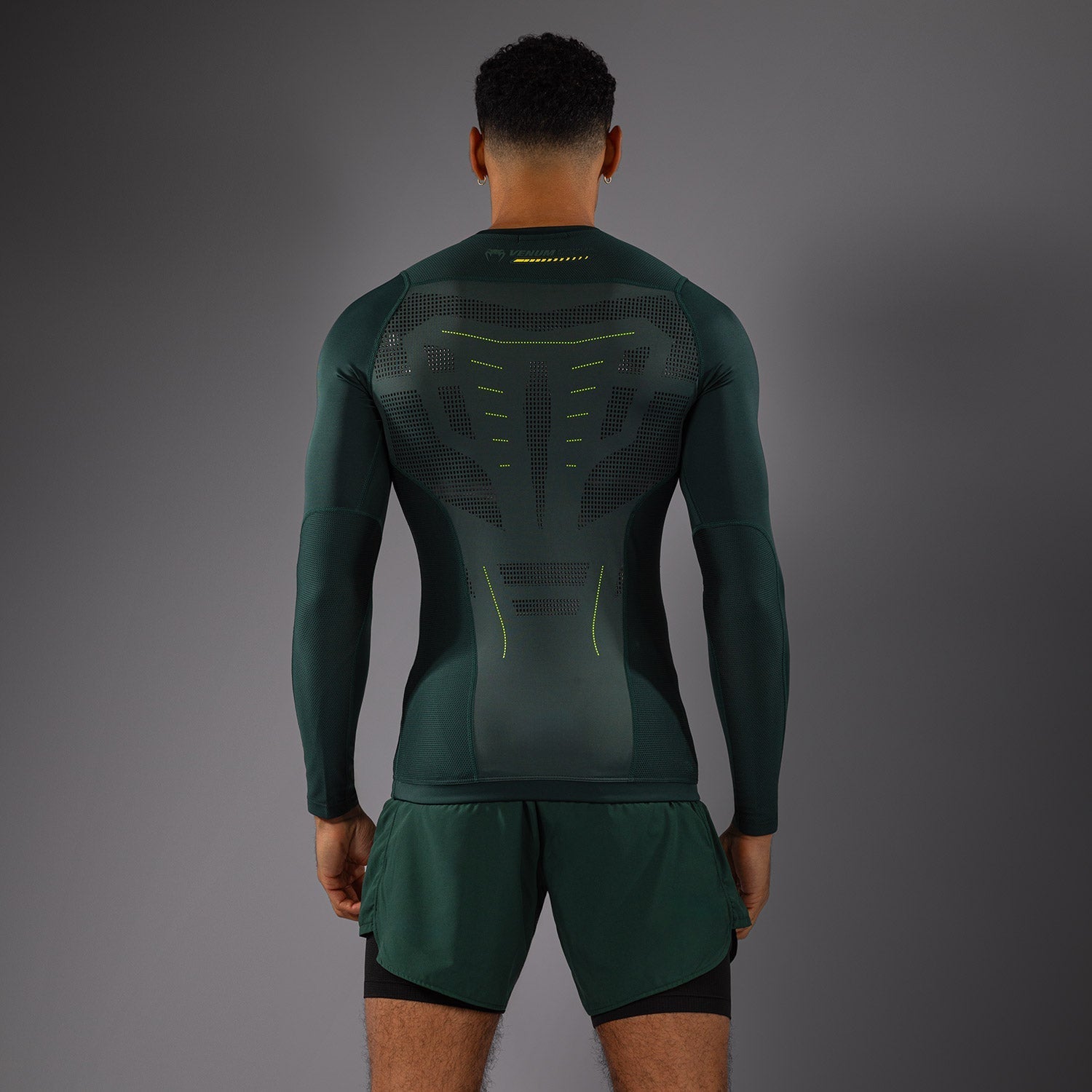 Venum Technical 3.0 Long Sleeve Rashguard - Premium MMA & BJJ Training Shirt for Men - Moisture Wicking & UV Protection - Forest Green - Ideal for MMA, Brazilian Jiu-Jitsu & Fitness Workouts