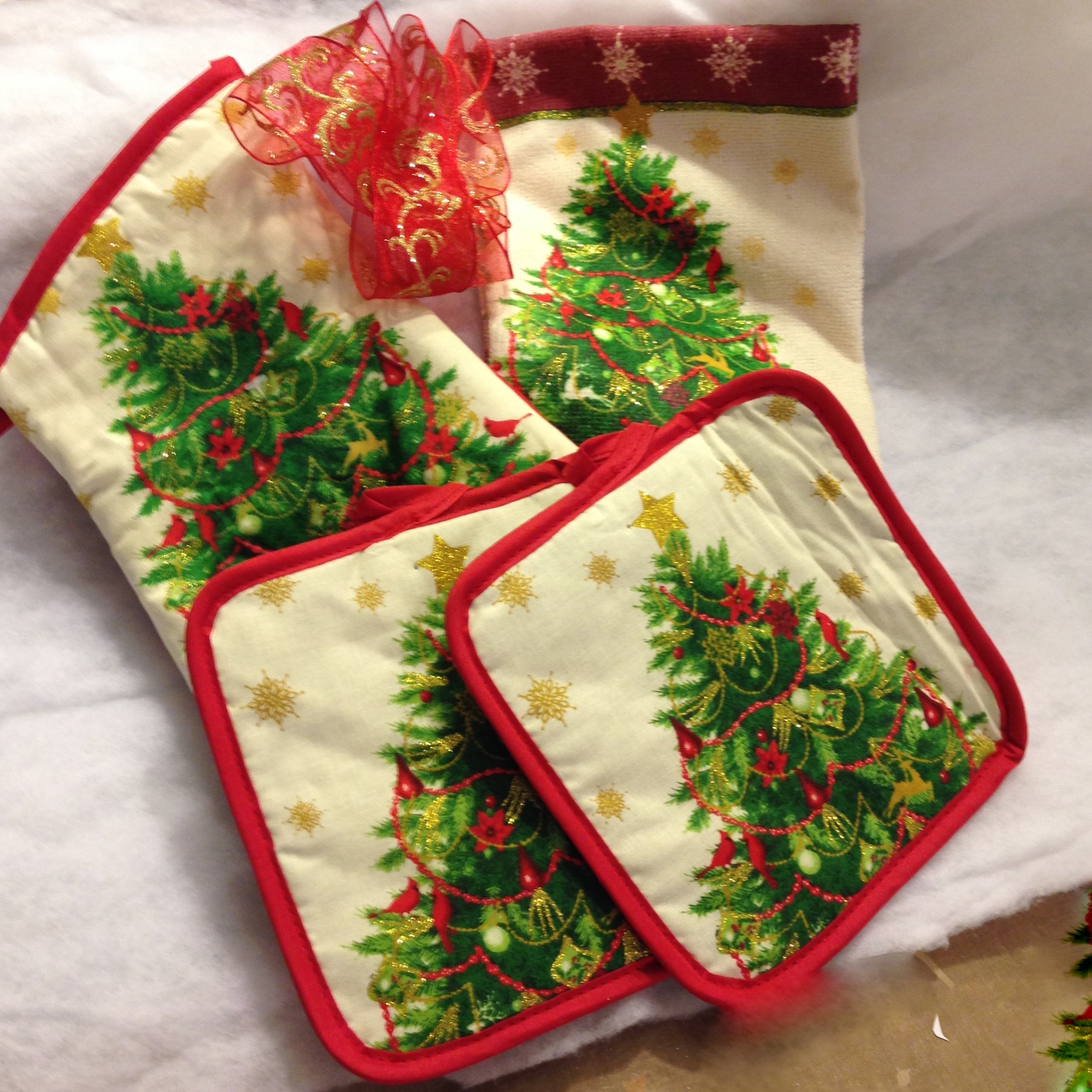 Christmas House 4-Piece Christmas Tree Kitchen Linens Set - Holiday Table Runner, Napkins & Towels for Festive Dining Decor
