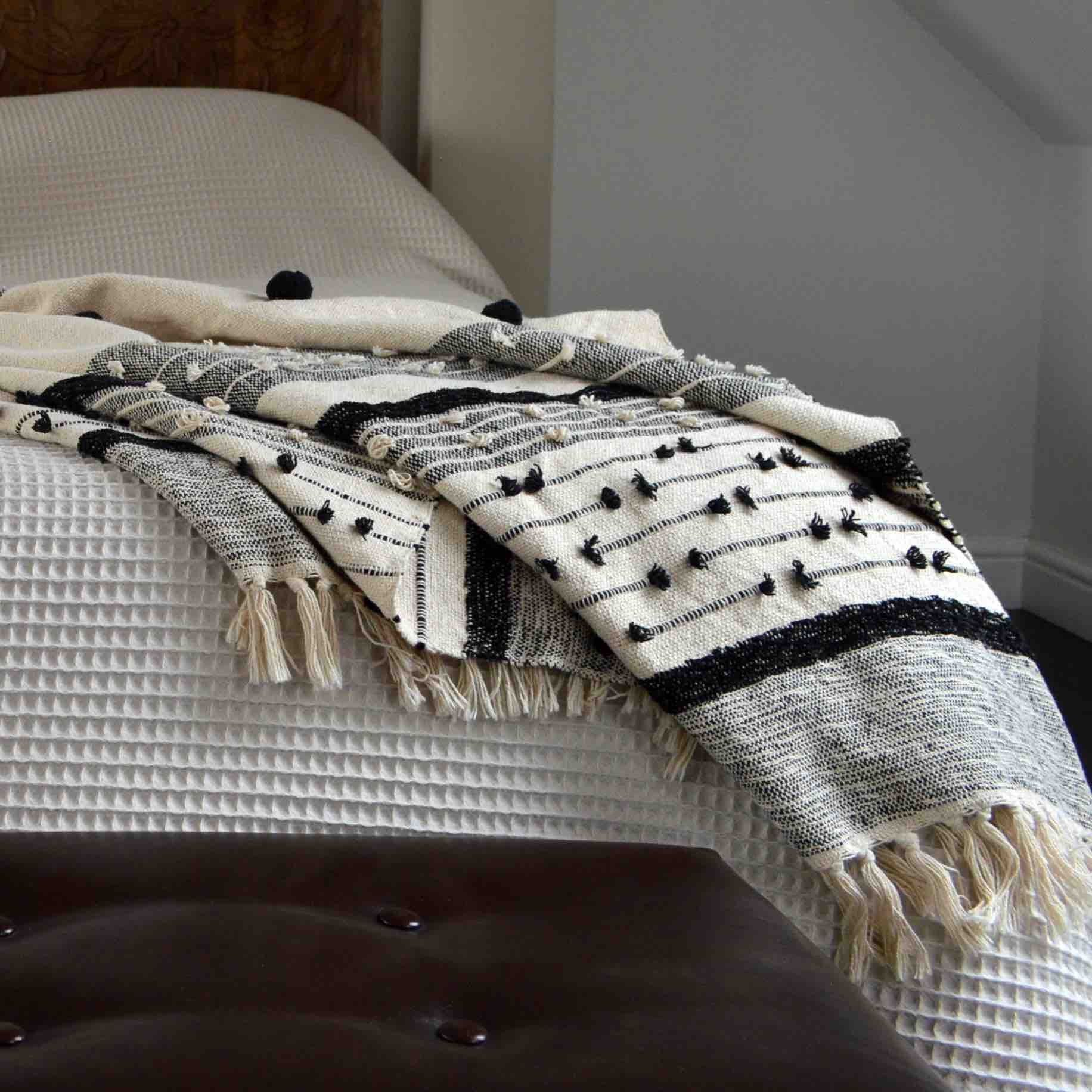 Nina Textured Throw Blanket - Soft Grey and White Cozy Knit Bedding for Couch, Sofa & Bed - Perfect for Winter Warmth and Home Decor