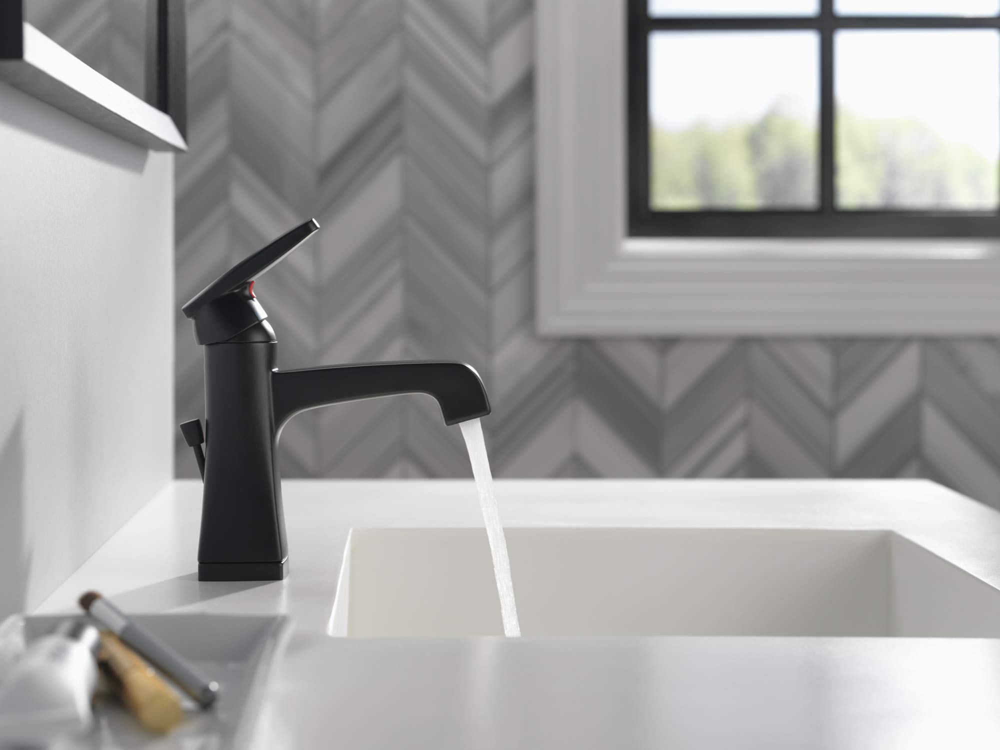 Delta Ashlyn Single Hole Bathroom Faucet - Matte Black 564-BLMPU-DST with Diamond Seal Technology & Drain Assembly - Perfect for Modern Bathroom Vanities and Powder Rooms
