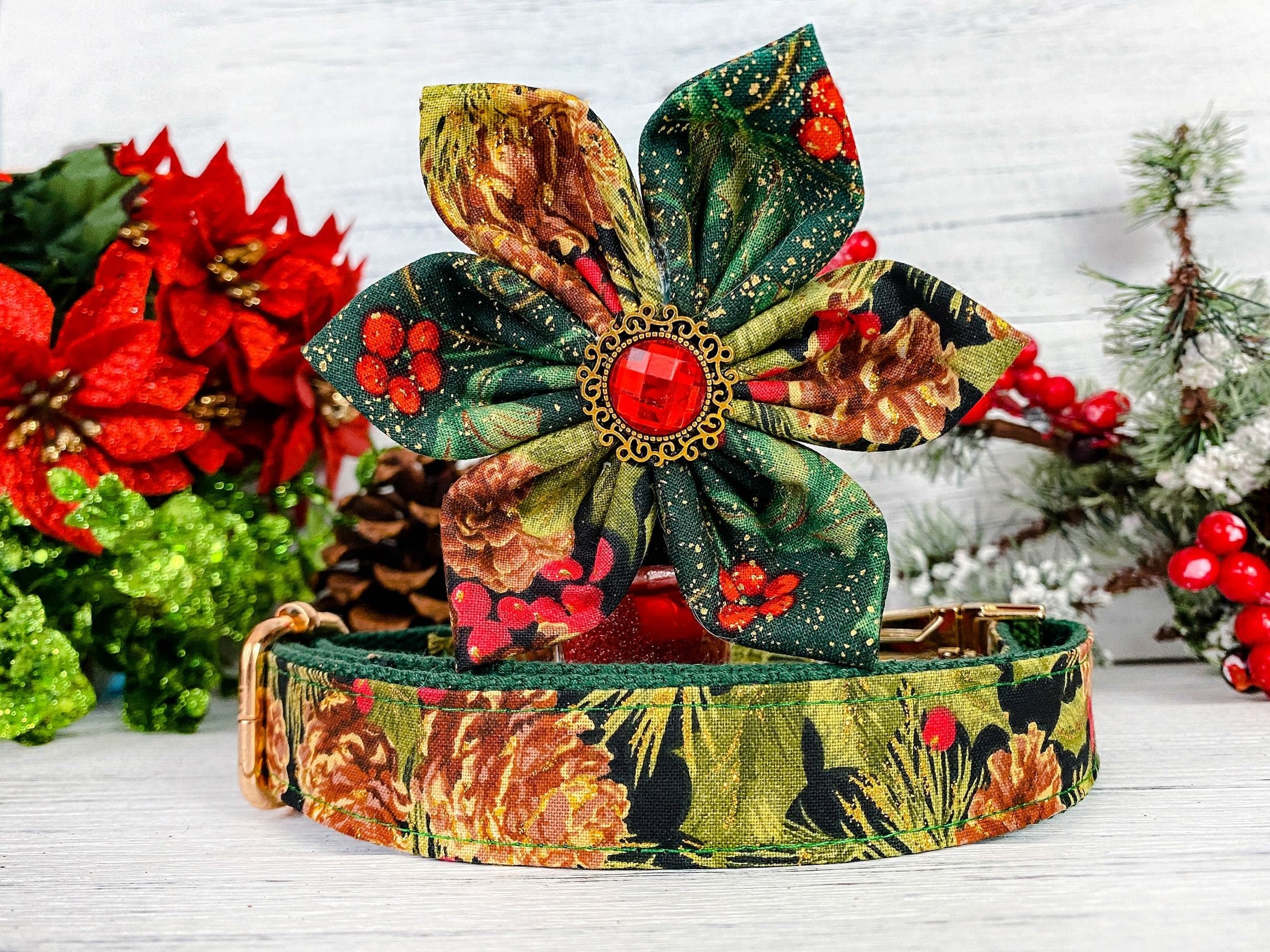 Festive Green Christmas Dog Collar with Floral Design - Perfect for Holiday Pet Photos & Seasonal Celebrations