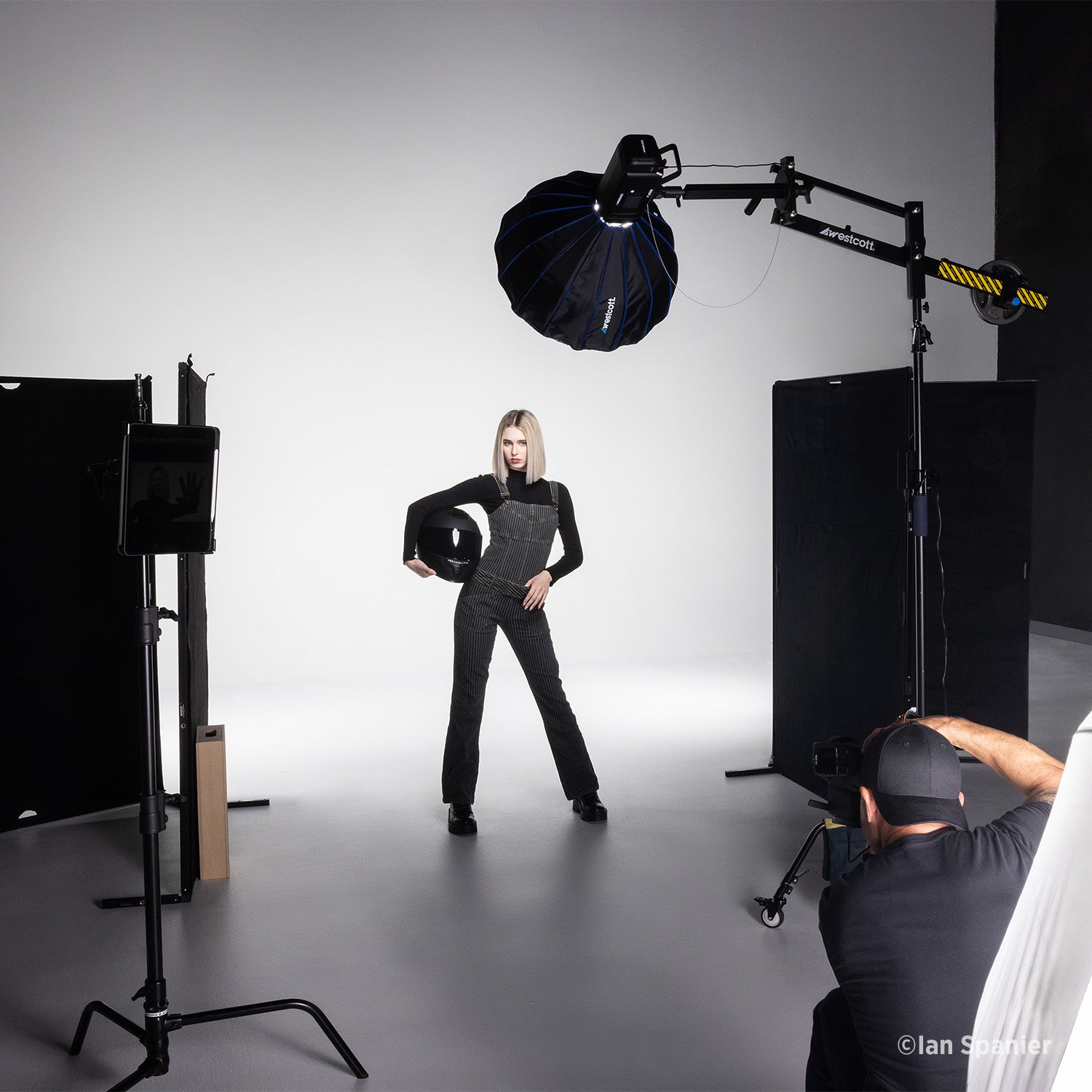 FJ800 Professional Touchscreen Strobe Light with AC/DC Battery (800Ws) - Perfect for Studio Photography, Portrait Shoots & Fashion Lighting