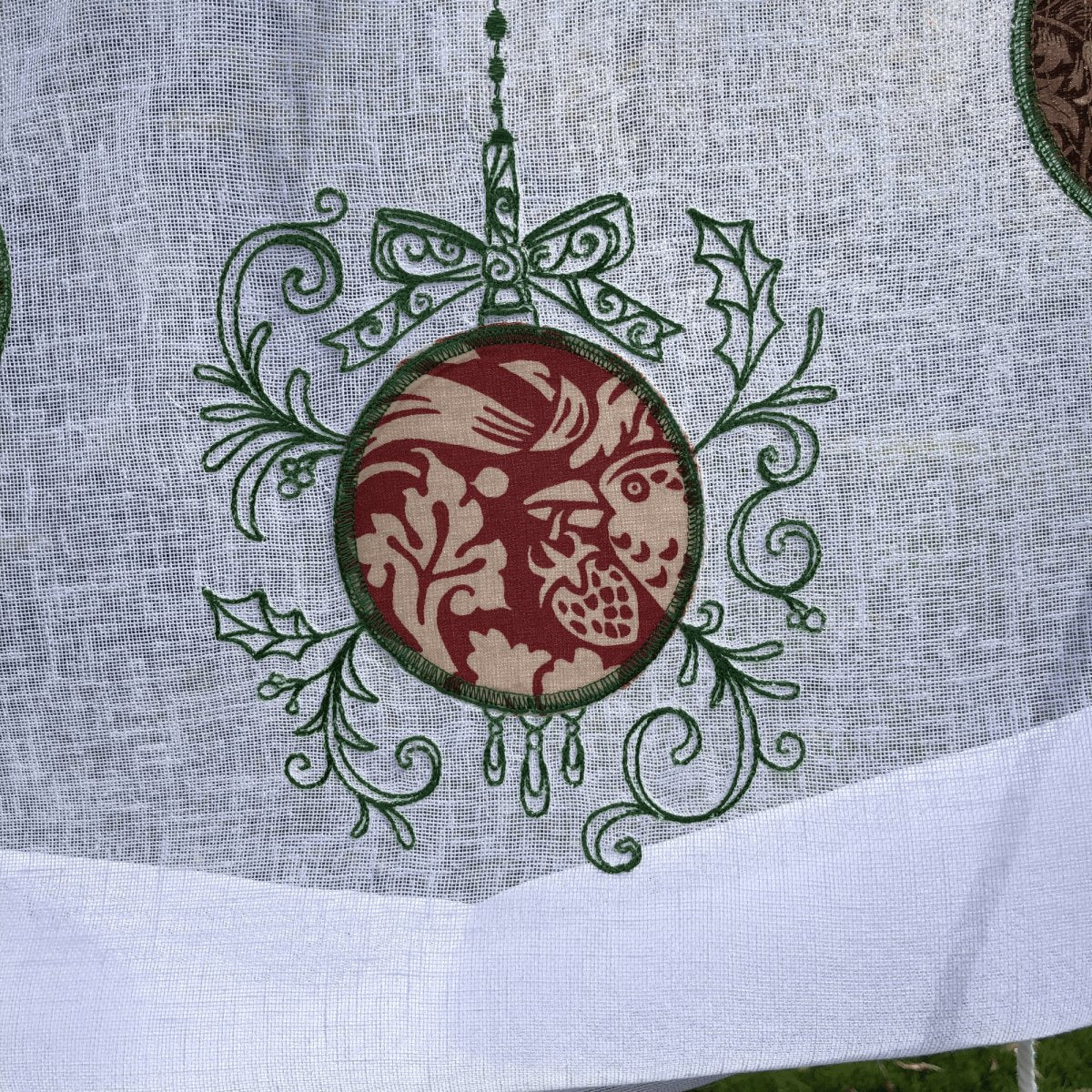 Festive Christmas Baubles Tie-Up Curtain - Holiday Home Decor for Windows, Doors & Parties - Perfect for Christmas Tree Ornaments & Seasonal Room Decorations
