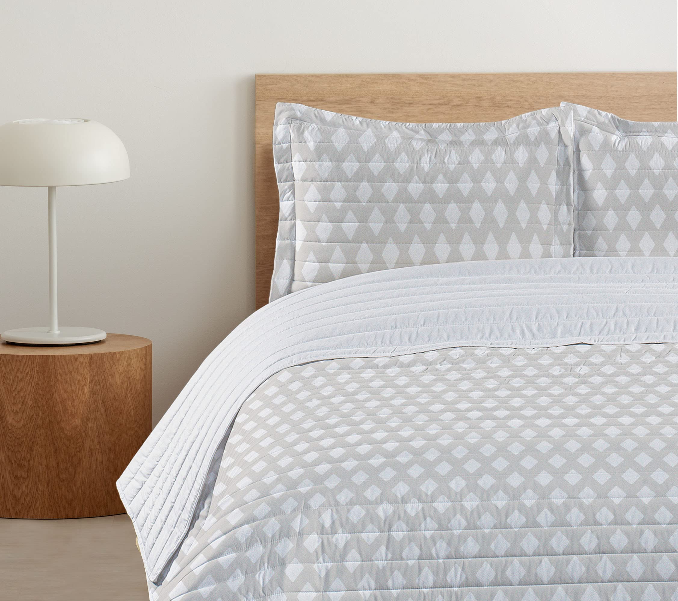 Ambesonne King Size Microfiber Bedspread Set - Soft Geometric Diamond Argyle Pattern in Pale Tan & White | Includes Comforter & Pillow Shams | Perfect for Modern Bedrooms, Guest Rooms & Cozy Home Decor