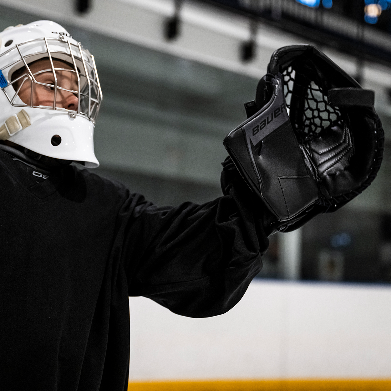 Bauer SV Pro Intermediate Catcher Gear - High Performance Hockey Goalie Equipment for Youth & Adult Players - Perfect for Ice Hockey Training & Games
