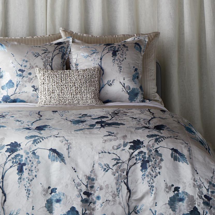 Jardin Fleur Silver Pillow - Elegant Floral Decorative Throw Pillow for Sofa, Bed & Home Decor - Perfect for Living Room, Bedroom & Gift Giving