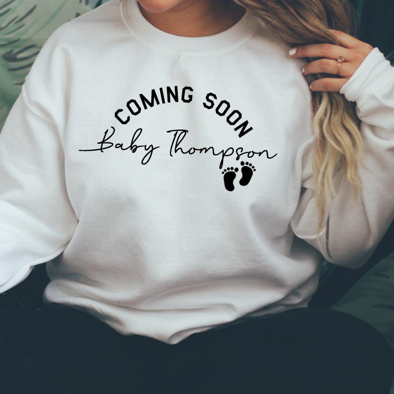 Personalized Baby Announcement Sweatshirt - Custom Pregnancy Reveal Shirt for New Parents - Perfect for Gender Reveal Parties & Maternity Photos