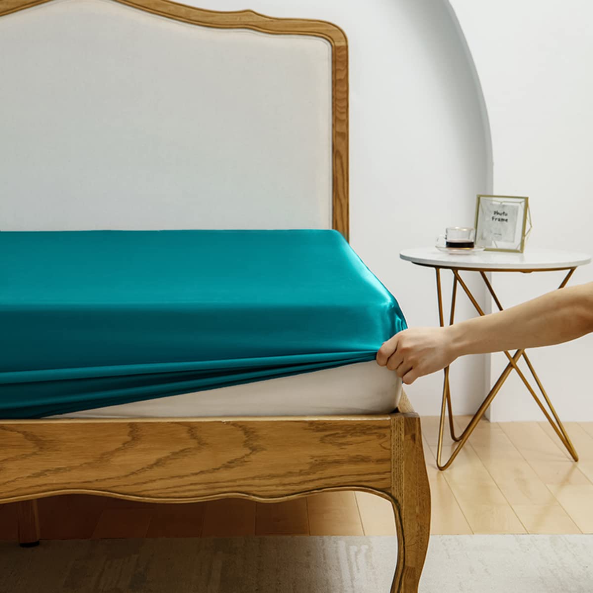 Premium Queen Fitted Sheet - Deep Pocket Microfiber Bottom Sheet - Fade & Shrink Resistant, Ultra Durable & Easy Care - 1 Piece Only (Queen Size, Green) - Perfect for Bedrooms, Guest Rooms & Vacation Homes
