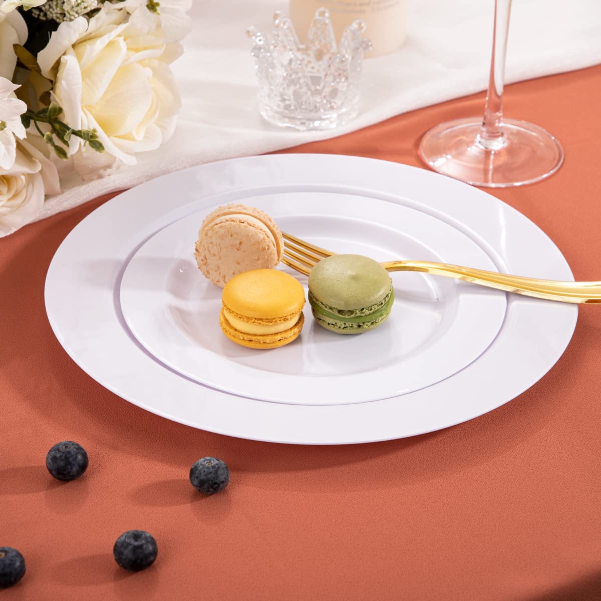 U-QE 150-Piece White Plastic Disposable Plates & Cutlery Set - 30 Dinner Plates, 30 Dessert Plates, 30 Gold Plastic Forks, Knives, Spoons - Perfect for Weddings, Parties, Picnics & Outdoor Events
