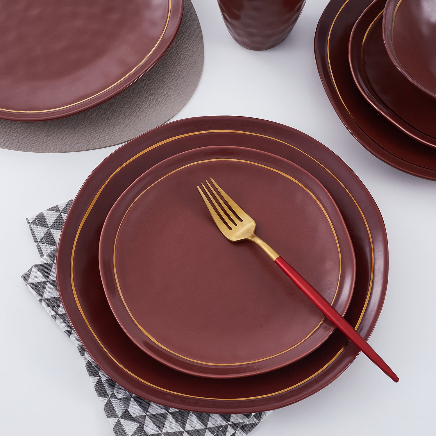 Premium Clara Porcelain Dinnerware Set - 16-Piece Burgundy Fine China for Formal Dining & Entertaining - Elegant Dinner Plates, Bowls & Cups Set for Holidays, Wedding & Special Occasions
