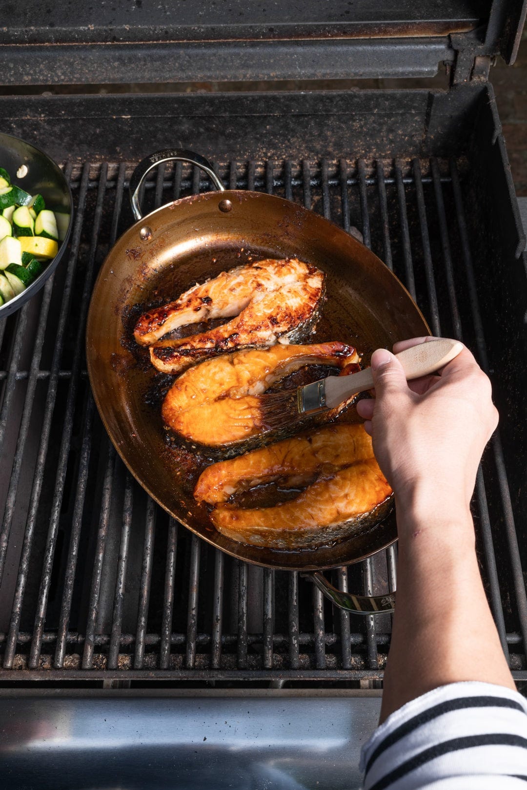 Premium de Buyer Mineral B Carbon Steel Oval Roasting Pan - 14 Inch Professional Oven Cookware for Turkey, Chicken, Roasts - Perfect for Holiday Dinners & Family Gatherings