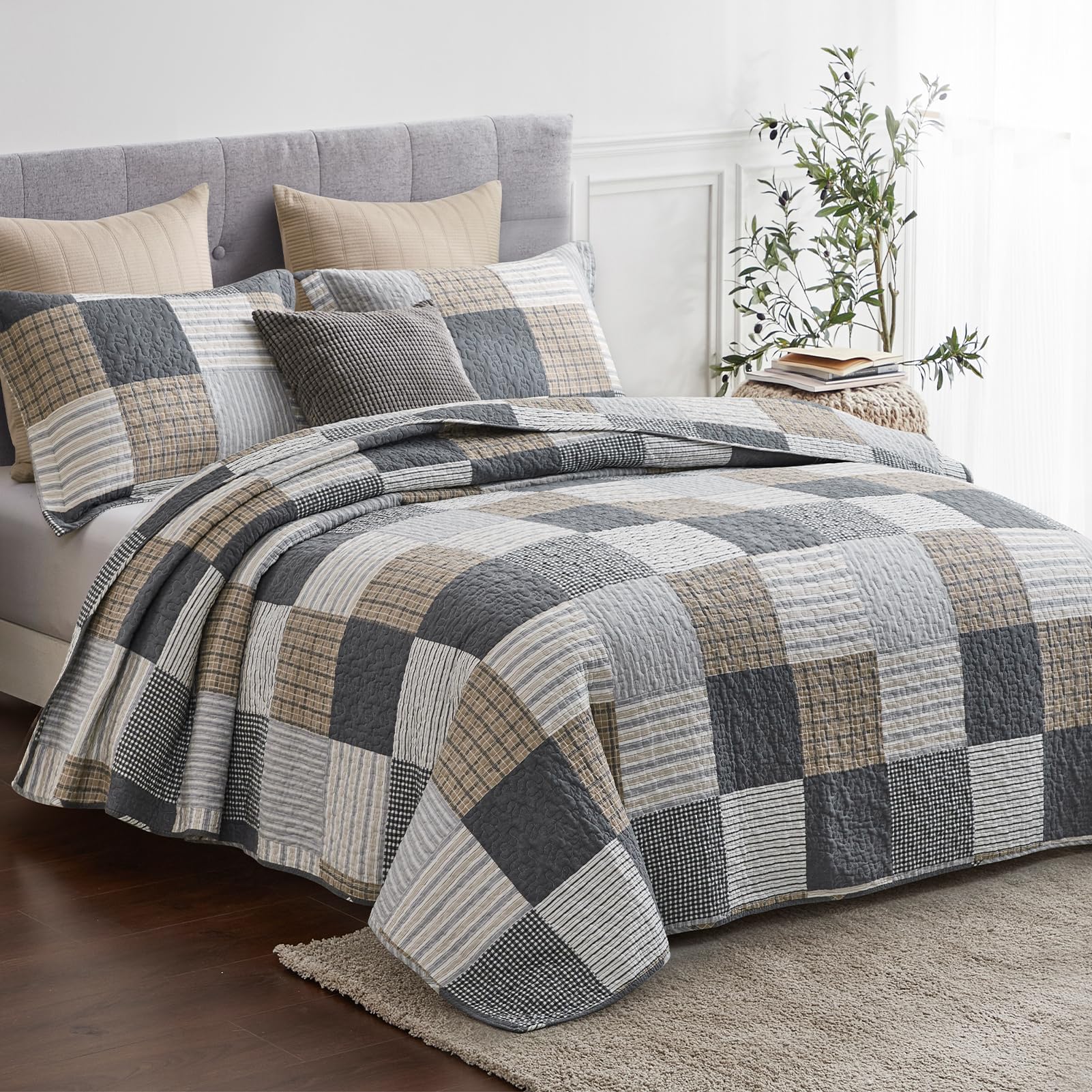 Y-PLWOMEN 100% Cotton Queen Size Quilt Set - Lightweight Reversible Patchwork Plaid Bedspread, 3-Piece All Season Comforter in Grey/Brown/White/Black | Perfect for Bedroom Decor, Guest Room & Cozy Home Styling