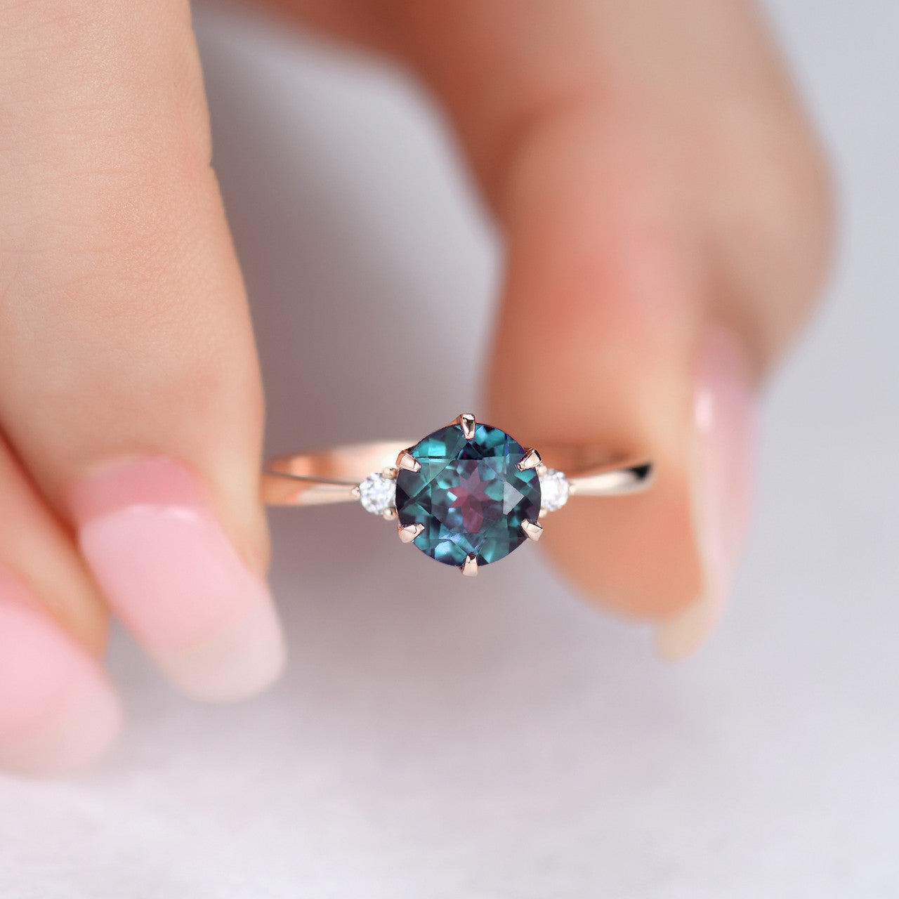 Vintage 7mm Round Alexandrite & Moissanite Three Stone Engagement Ring - 6 Prong Setting for Weddings, Anniversaries & Special Occasions