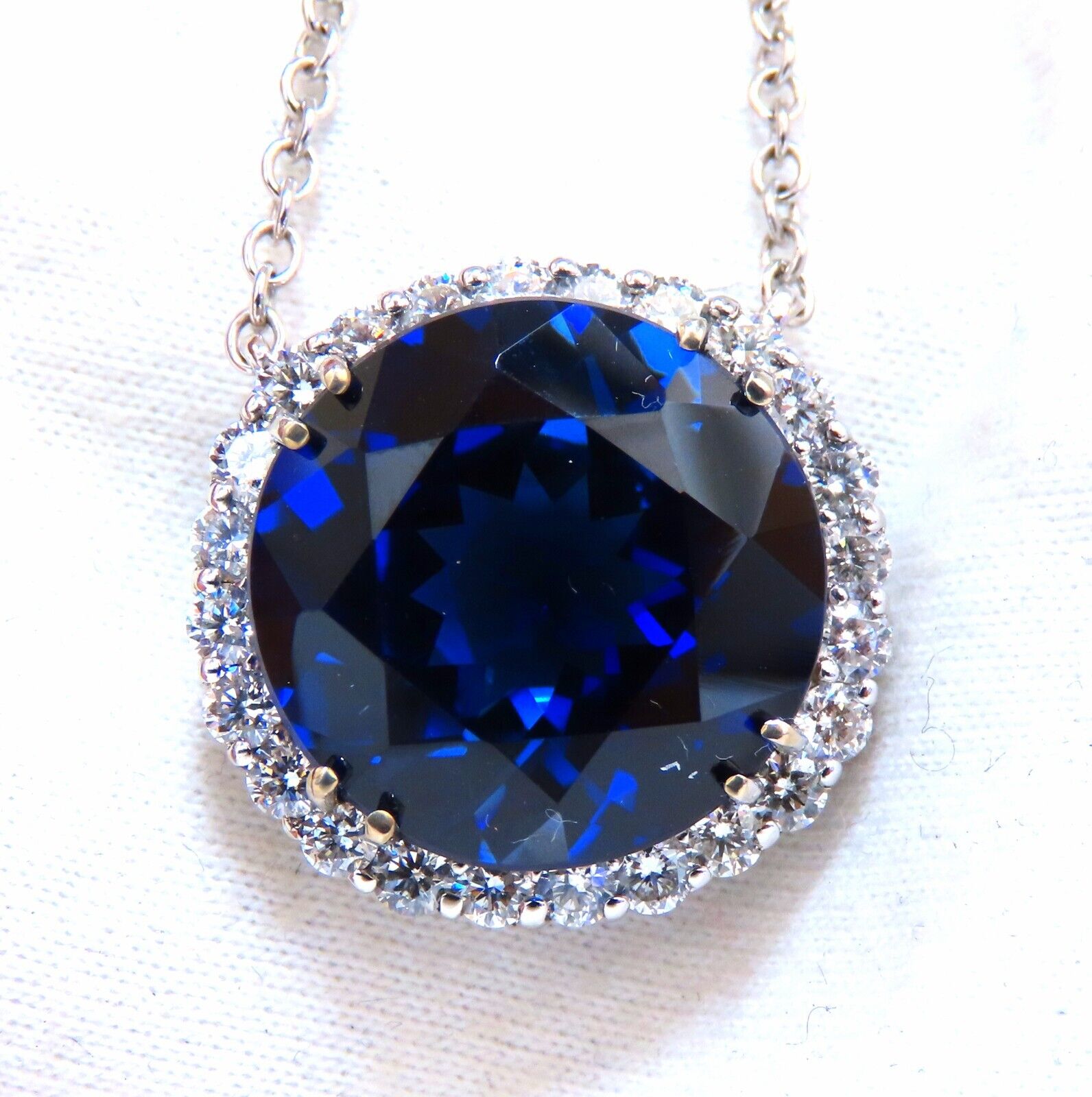 20.09ct Lab-Created Round Blue Sapphire Diamond Pendant in 14K Gold - Elegant Necklace for Weddings, Anniversaries & Special Occasions