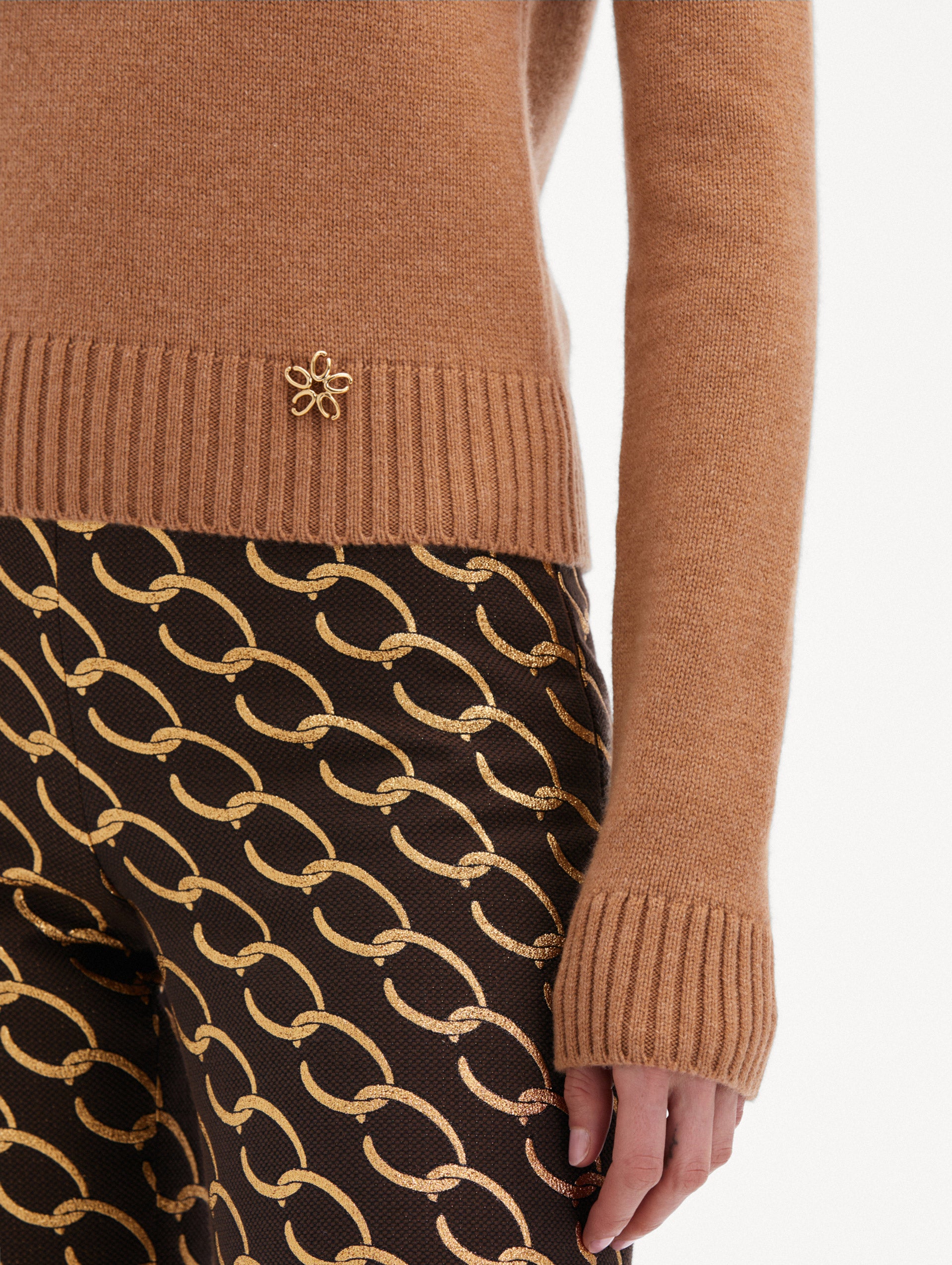 Luxury O Flower Cashmere Pullover Sweater for Women - Soft & Warm Winter Knitwear - Perfect for Office, Travel & Casual Outfits