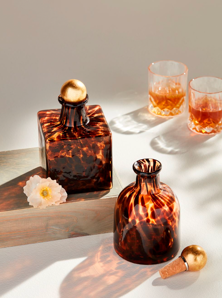 Premium Glass Tortoise Decanter - Elegant Whiskey & Liquor Pourer with Handcrafted Turtle Design - Perfect for Home Bars, Gifts & Special Occasions