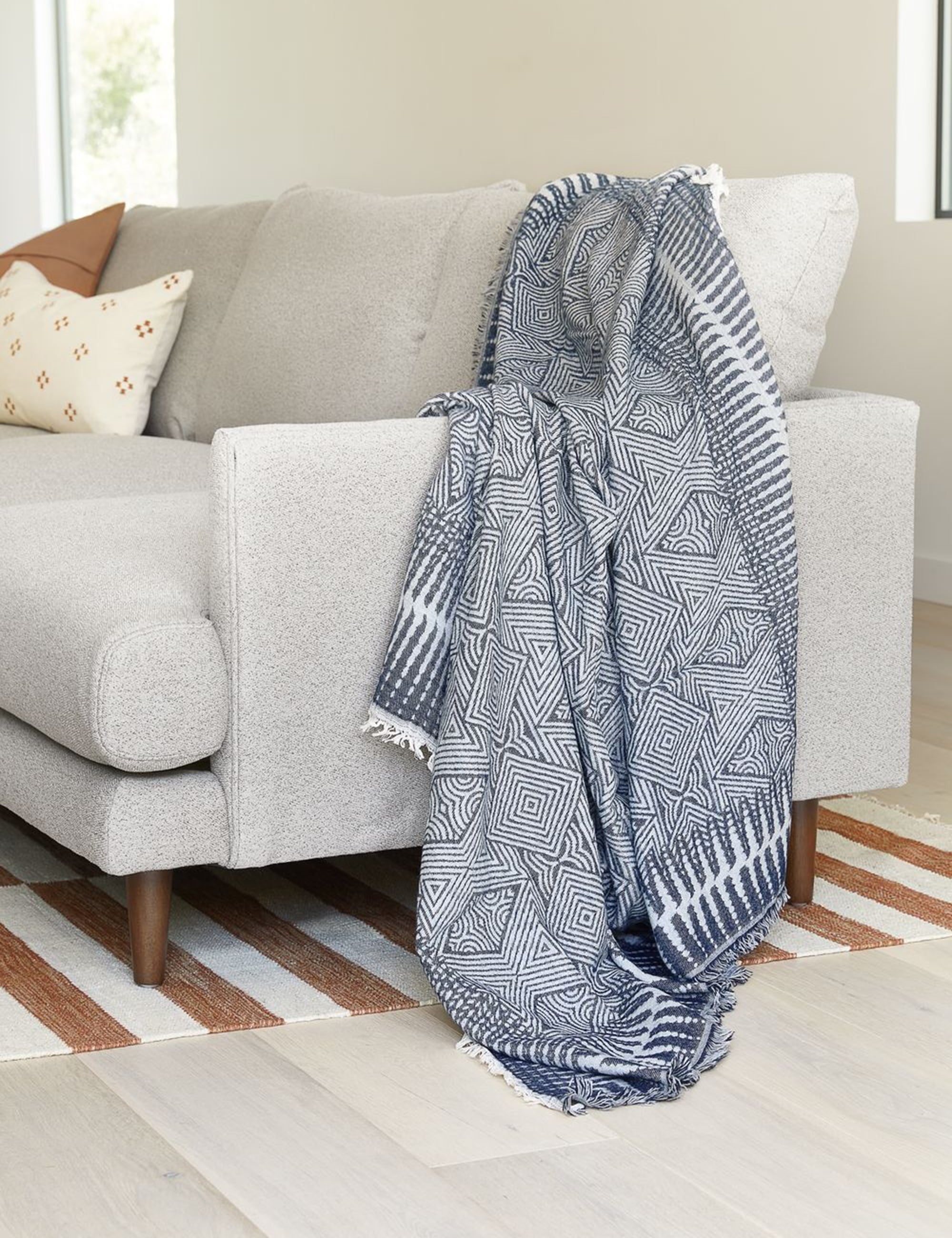 Giana Throw Blanket - Soft & Cozy Blue Knit Blanket for Couch, Bed, or Travel - Perfect for Relaxing at Home or Outdoor Picnics