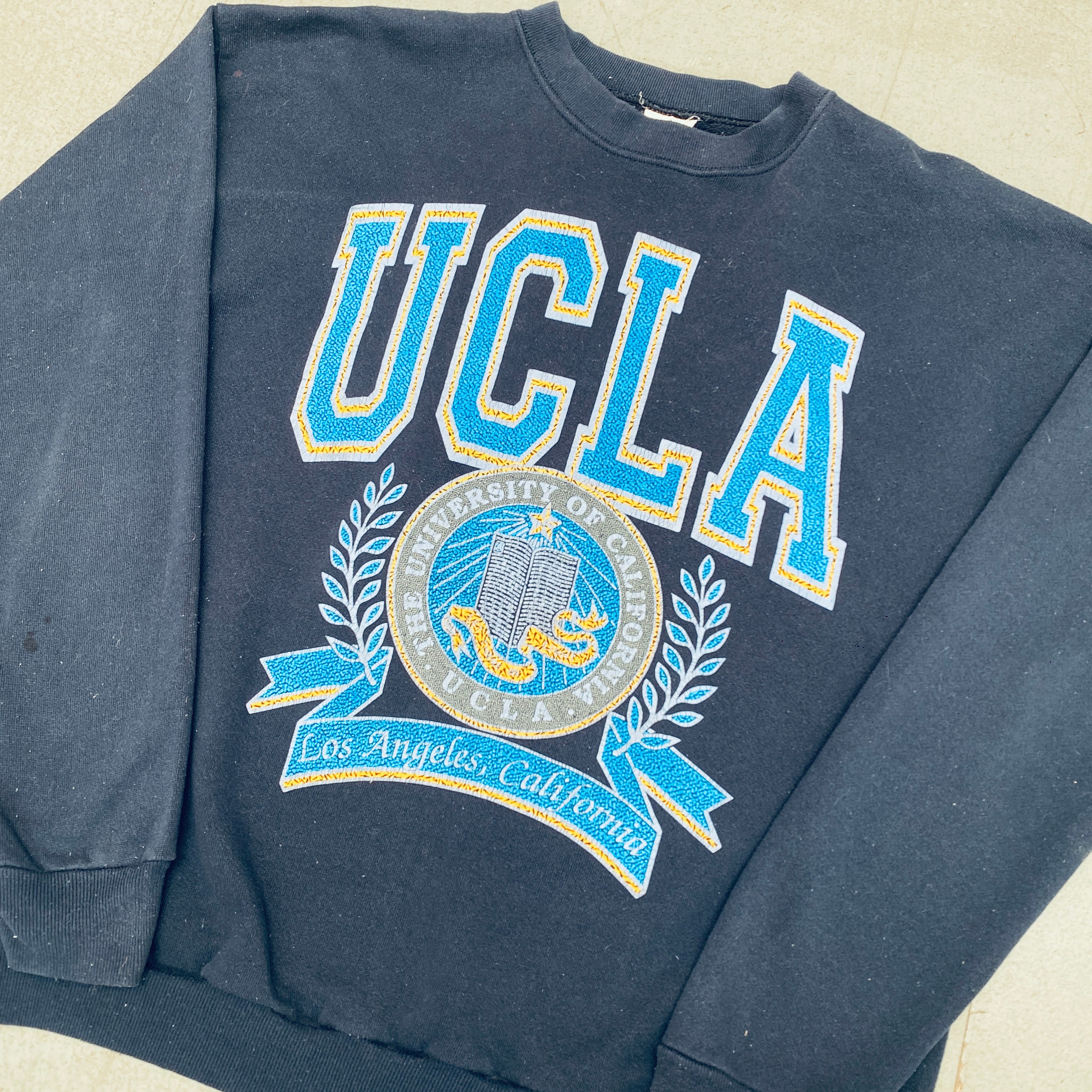 UCLA Bruins 1990s Vintage University Seal Graphic Sweatshirt (Large) - Perfect for Game Day, College Spirit & Retro Fashion
