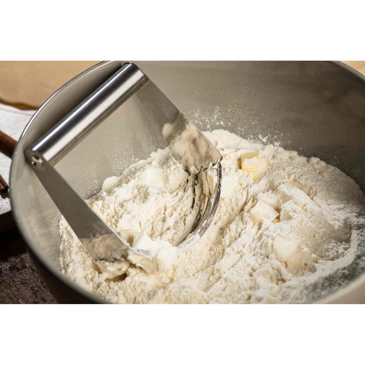 Tablecraft 11071 Stainless Steel Dough Blender - 4.75 Inch Pastry Cutter for Baking Pies, Cookies & Biscuits | Professional Kitchen Tool for Home Bakers & Chefs