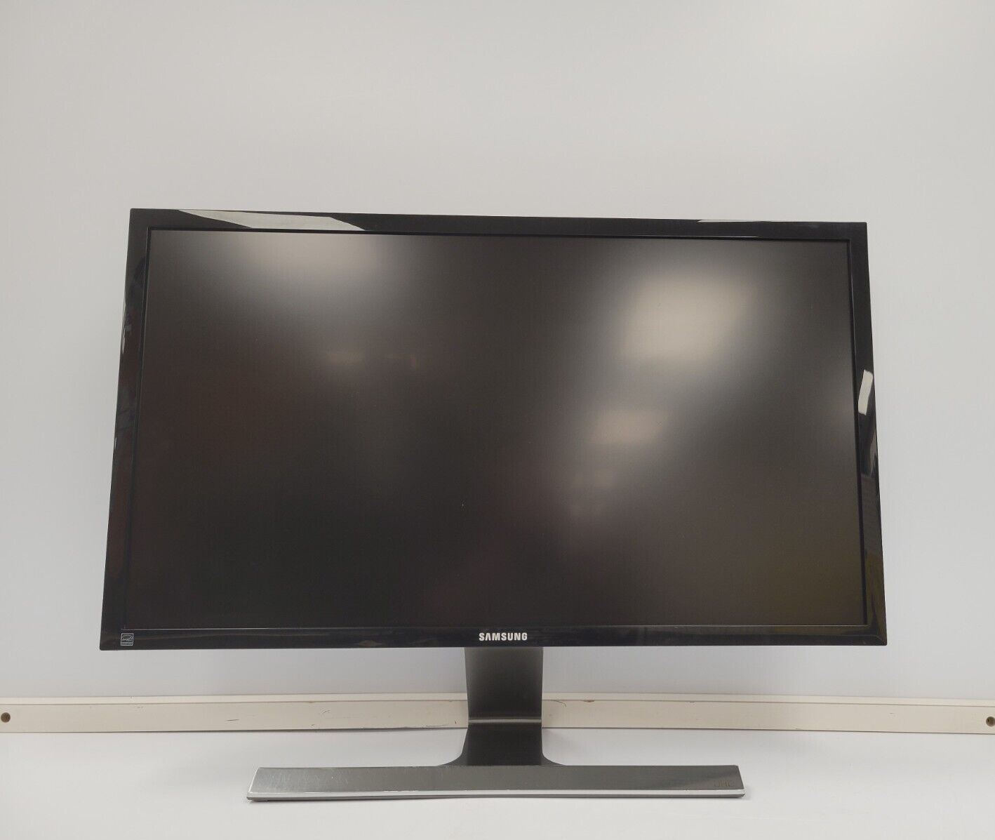 Samsung U28D590D 28-Inch 4K UHD LED Monitor - Ultra HD 3840x2160, 1ms Response Time, AMD FreeSync for Gaming, Home Office & Professional Workstations