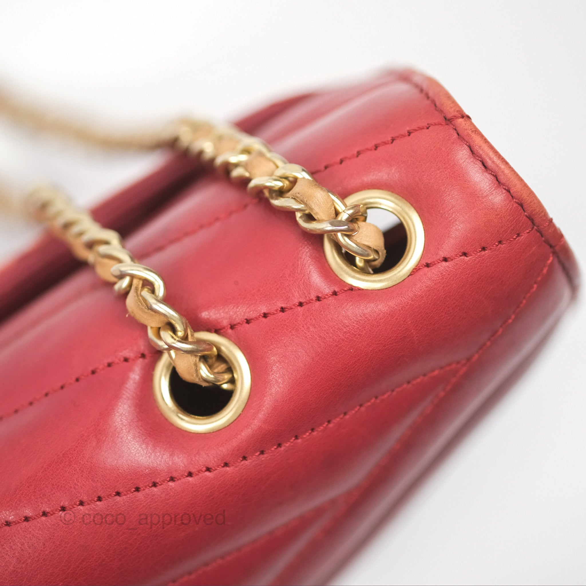 Chanel Chevron Shoulder Bag in Red Calfskin Leather with Aged Gold Hardware - Luxury Crossbody Purse for Women, Perfect for Parties, Date Nights & Special Occasions